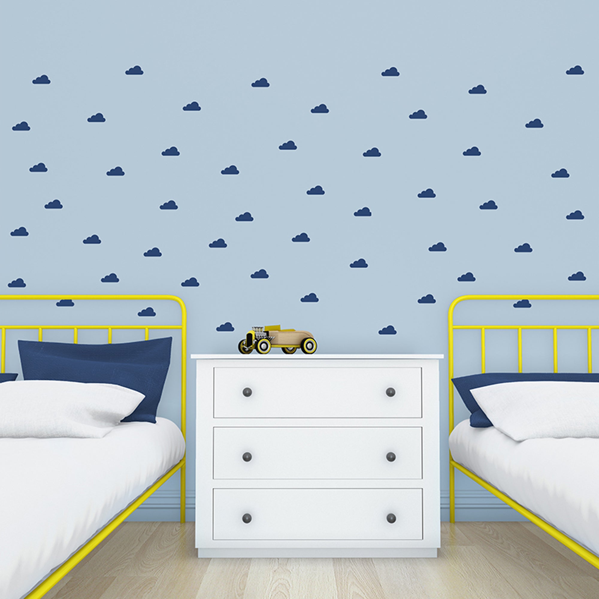 Detalle de vinilo decorativo mini nubes en color azul marino aplicado en pared azul de dormitorio infantil - Nicolasito.es #color_Azul Marino