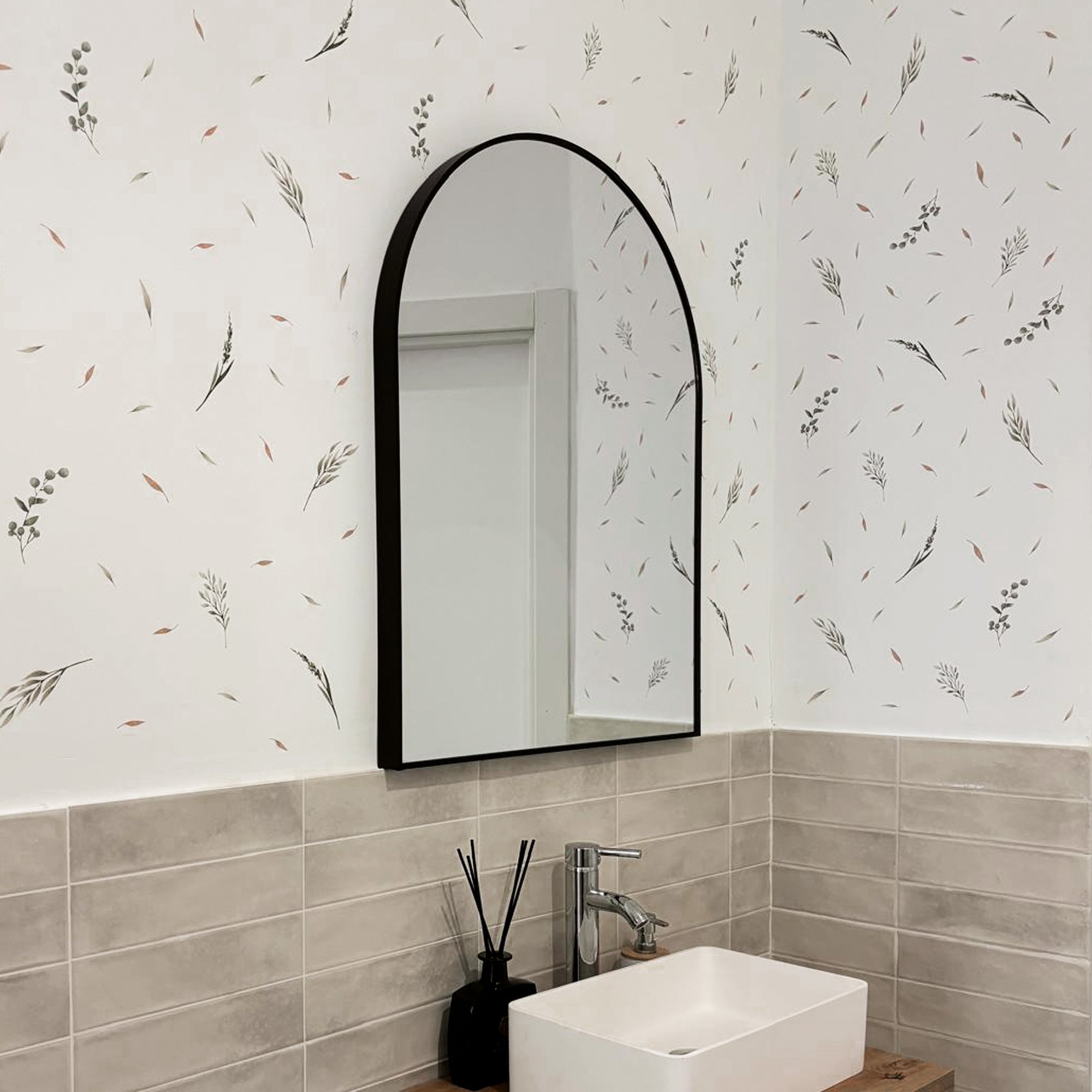 imagen de baño con vinilo decorativo plantas nature colocado en las paredes creando un ambiente fresco y natural - Nicolasito.es. Decoración vinilo Nicolasito.es sobre lavabo baño natural