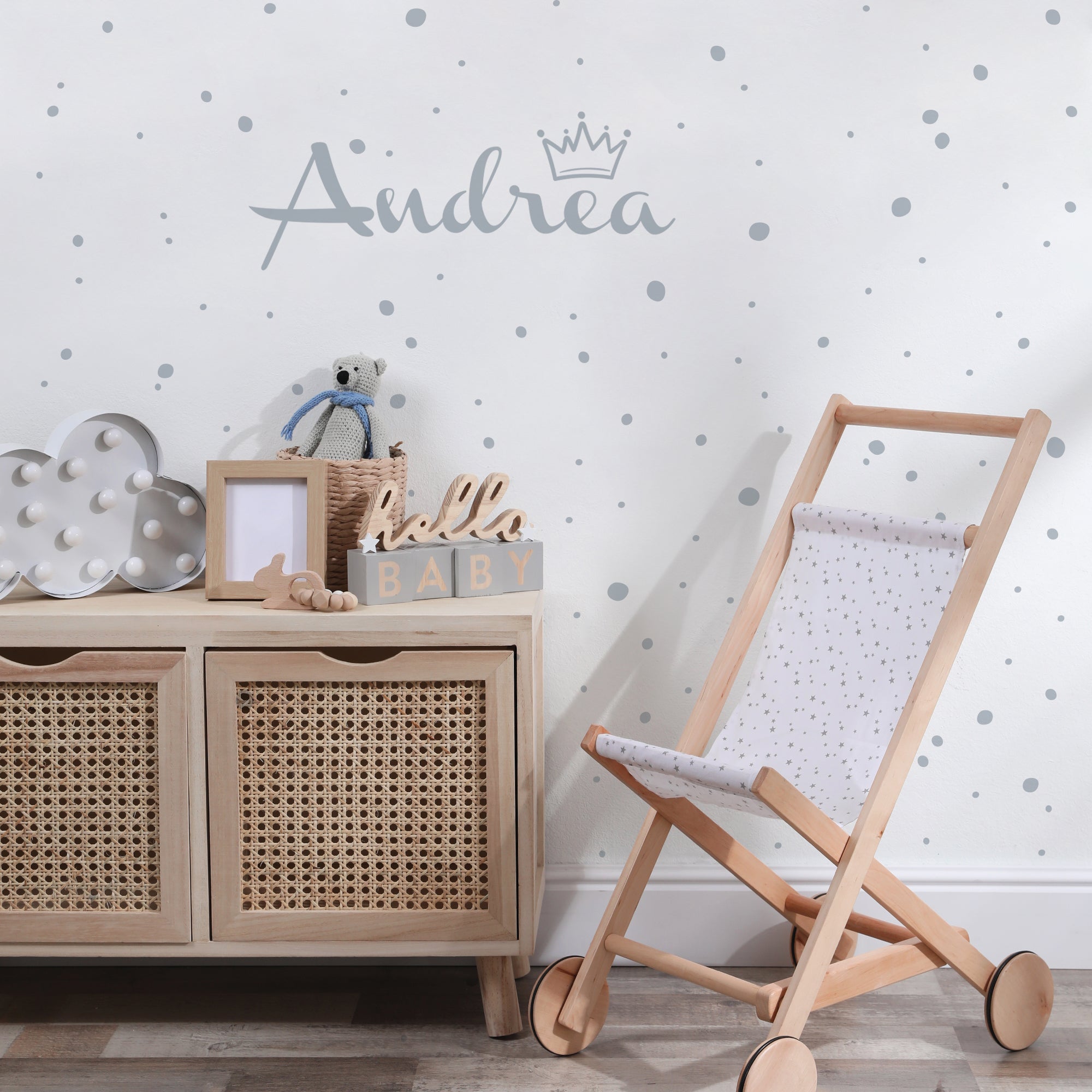 Decoración de dormitorio infantil con vinilo personalizado nombre con corona y vinilo decorativo lunares irregulares en color gris claro - Nicolasito.es #color_Gris Claro