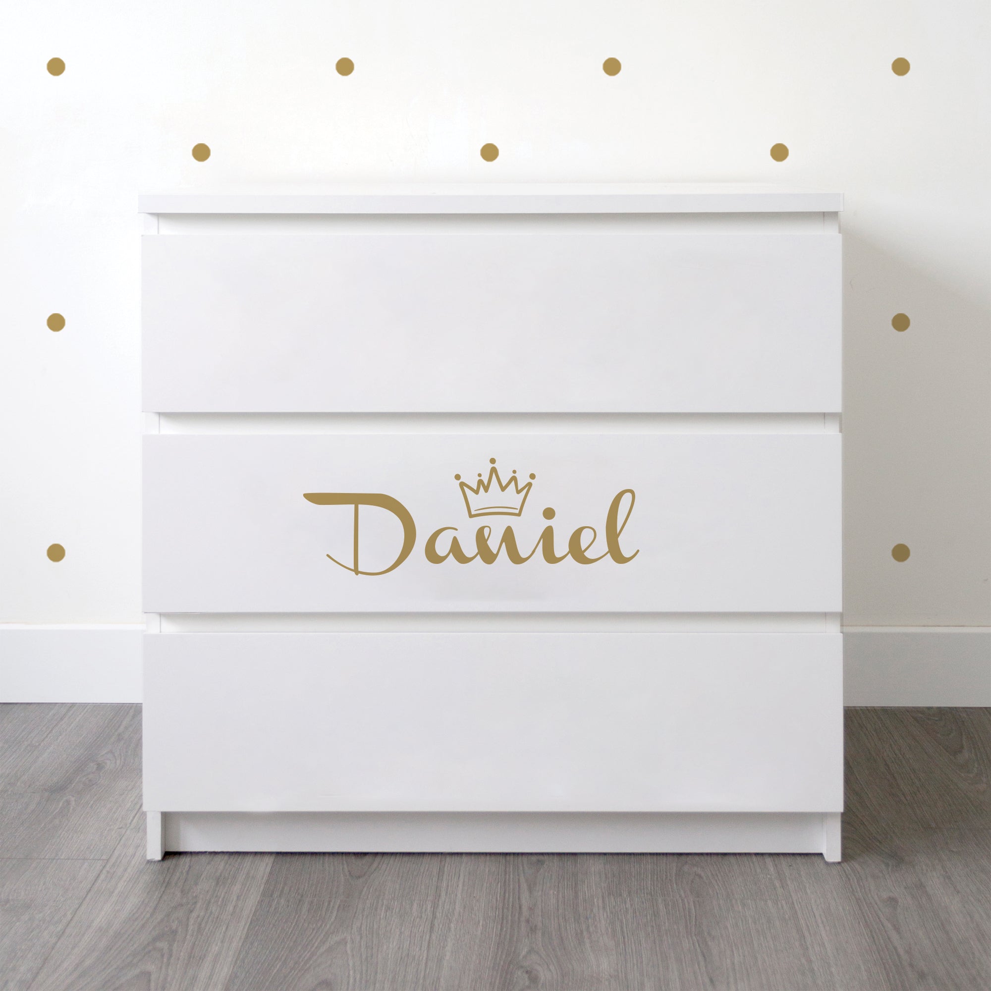 Vinilo con nombre personalizado y corona estilo elegante aplicado en cómoda blanca de dormitorio infantil - Nicolasito.es #color_Oro