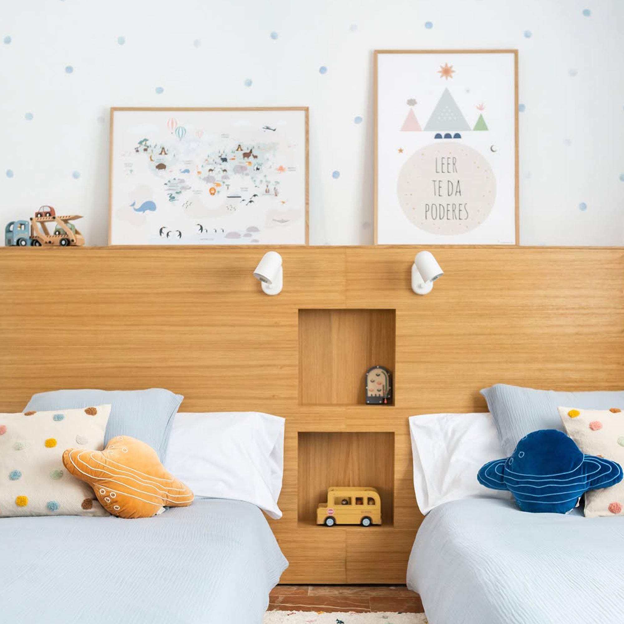 Inspiración de decoración infantil con vinilo adhesivo de topitos acuarela aplicado en pared blanca, perfecto para cuartos infantiles modernos y luminosos - Nicolasito.es #color_topitos-azules