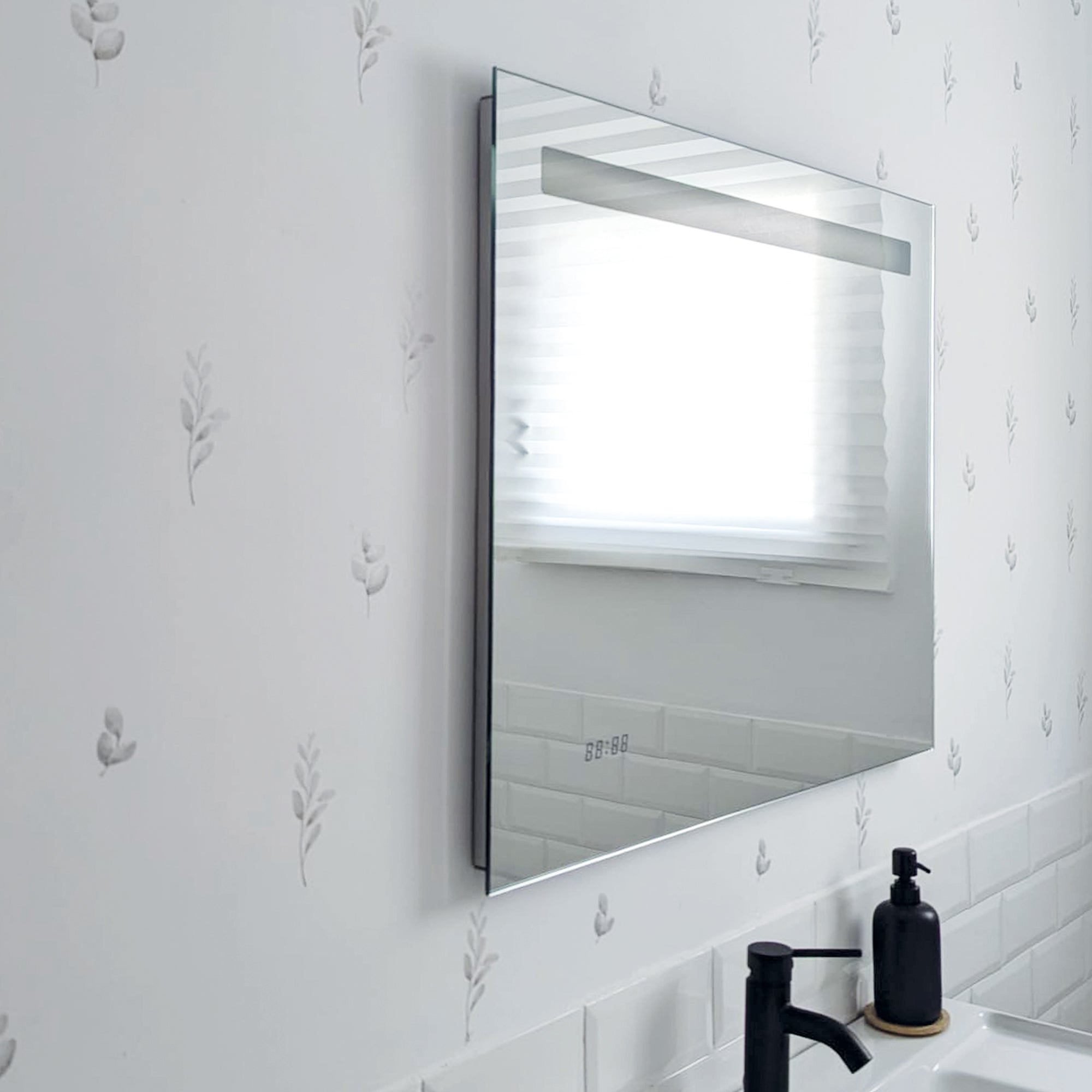 Ambiente relajante en baño con paredes blancas y decorado con vinilos adhesivos estilo botánico plantas bohemio de color verde - Nicolasito.es #tamaño_Pequeño