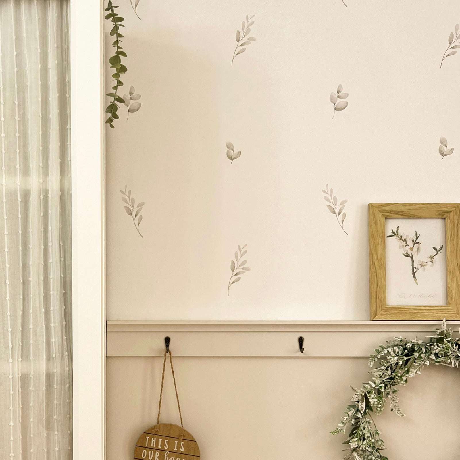 Vista detallada del vinilo de plantas estilo bohemio mostrando su acabado efecto acuarela y su tamaño, perfectas para una decoración de pared con personalidad y estilo boho natural - Nicolasito.es #tamaño_Pequeño