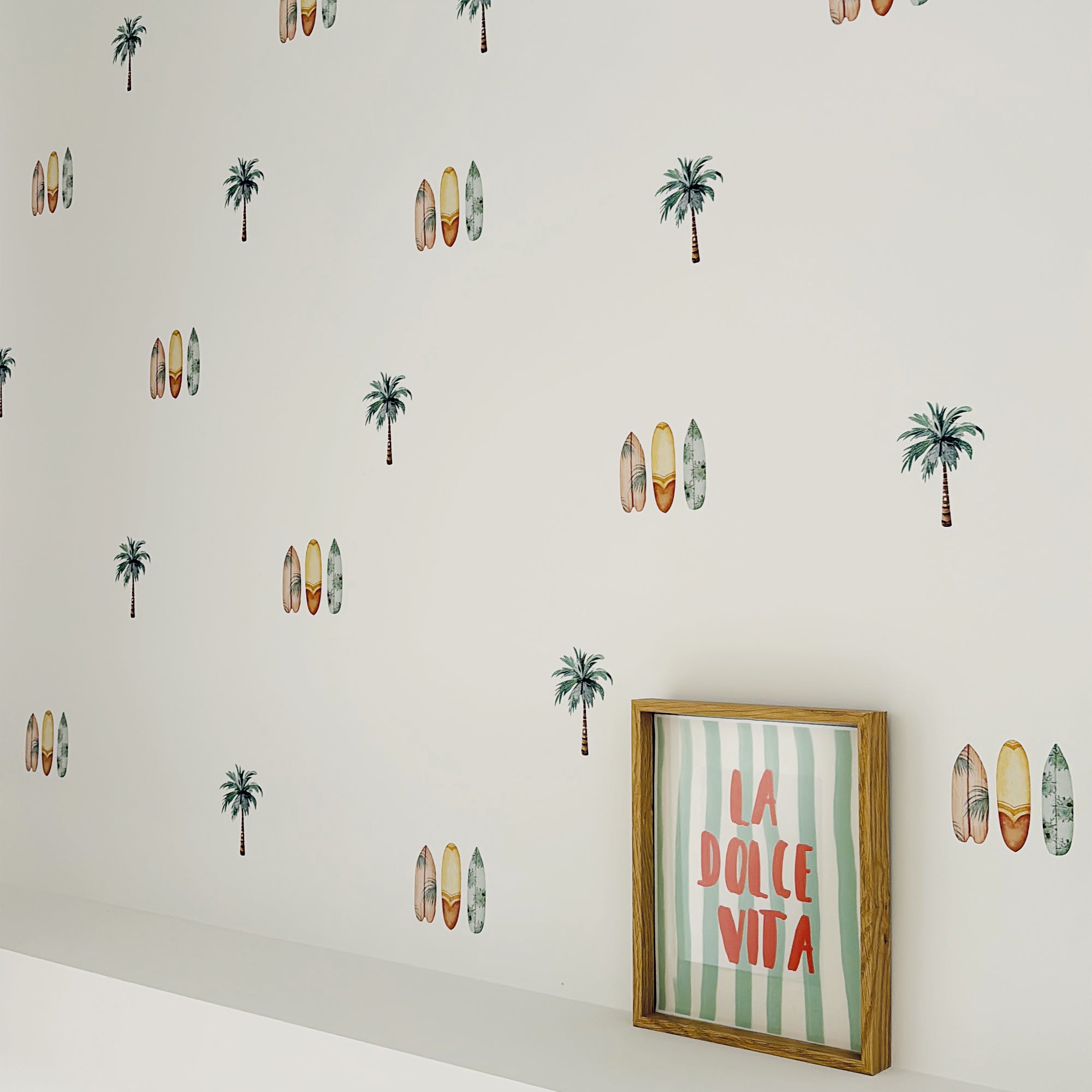 Imagen detallada de pared blanca de dormitorio con vinilo decorativo para paredes en forma de tablas de sur y de palmeras creando un espacio divertido, fresco y acogedor - Nicolasito.es