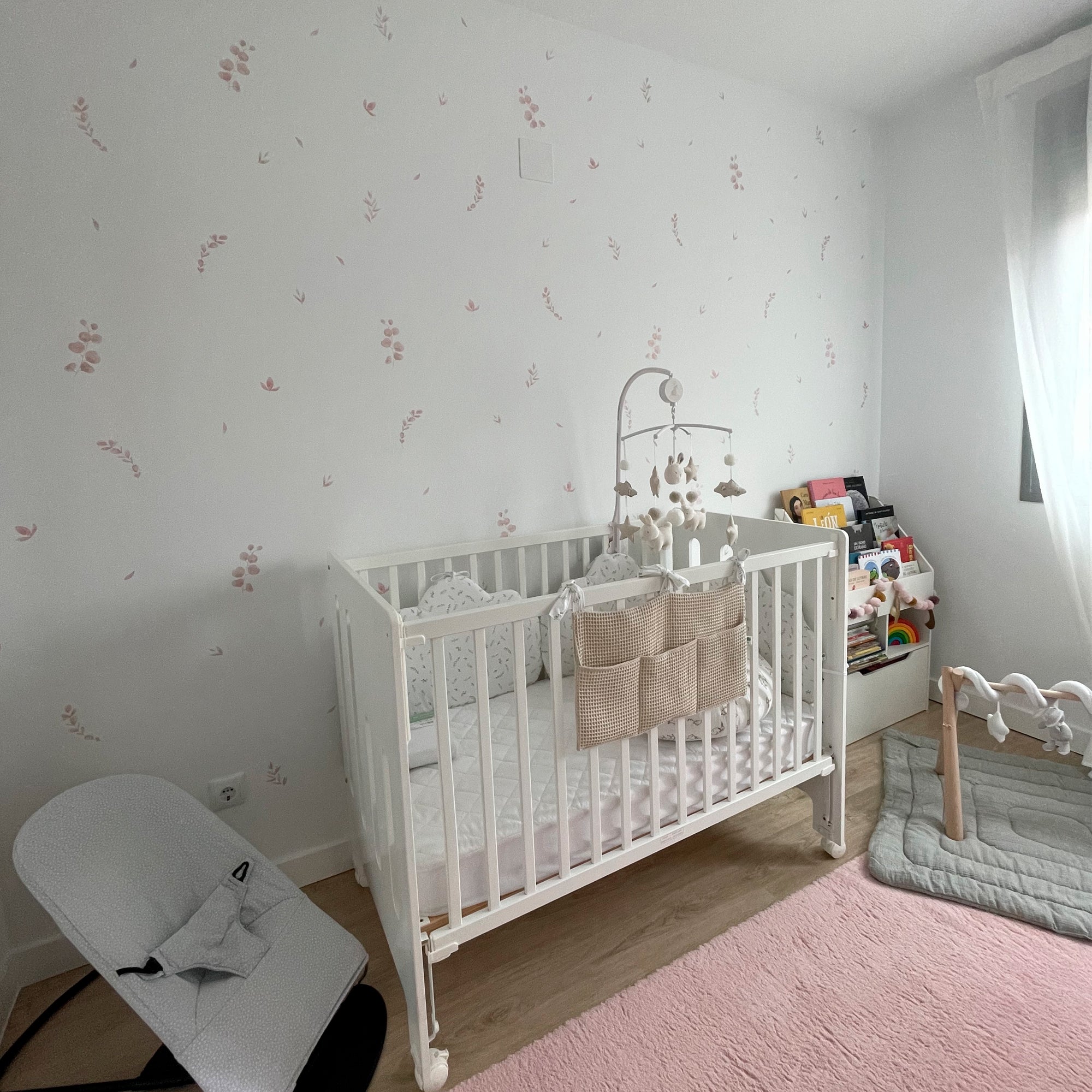 Vinilo plantas Eucalipto en color rosa colocado sobre paredes lisas de dormitorio de bebé. Ideas de decoración para bebés creando un ambiente elegante - Nicolasito.es #color_plantas-eucalipto-rosa