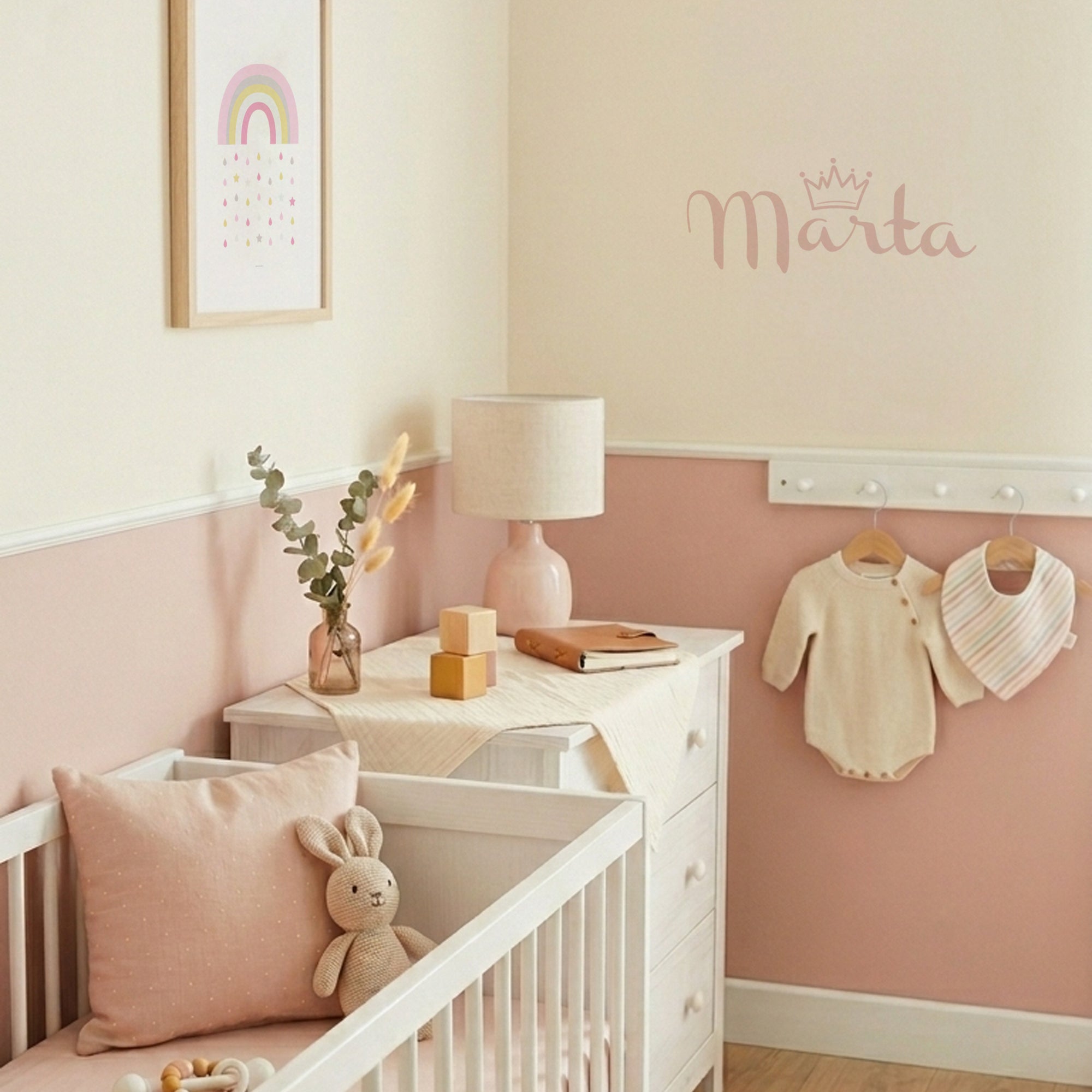 Vinilo personalizado con nombre y corona en color rosa aplicado en pared de dormitorio de bebé, creando una decoración dulce y elegante - Nicolasito.es #color_Rosa