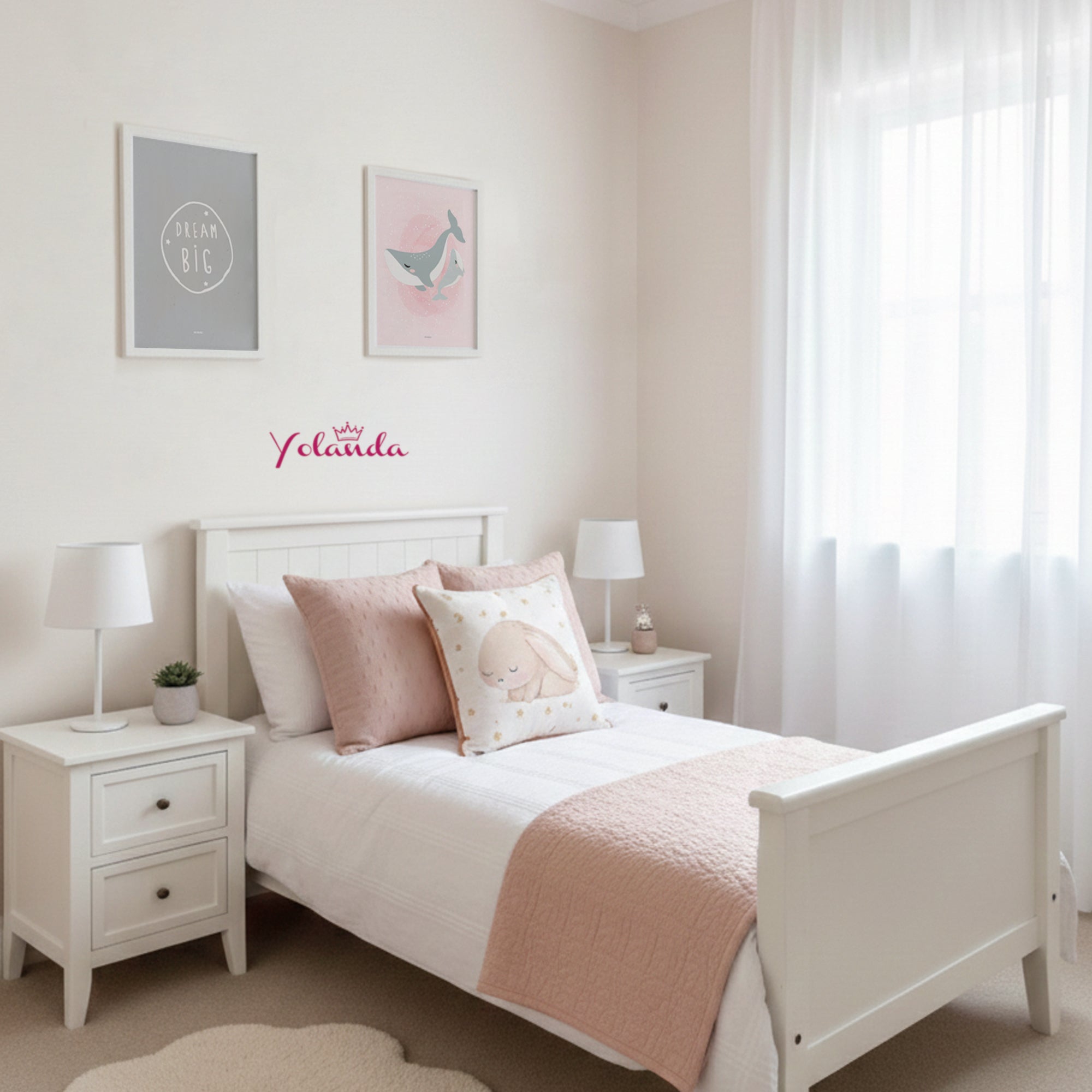 Vinilo personalizado con nombre y corona en color fucsia aplicado sobre pared beige en dormitorio infantil de niño de estilo dulce y minimalista - Nicolasito.es #color_Fucsia