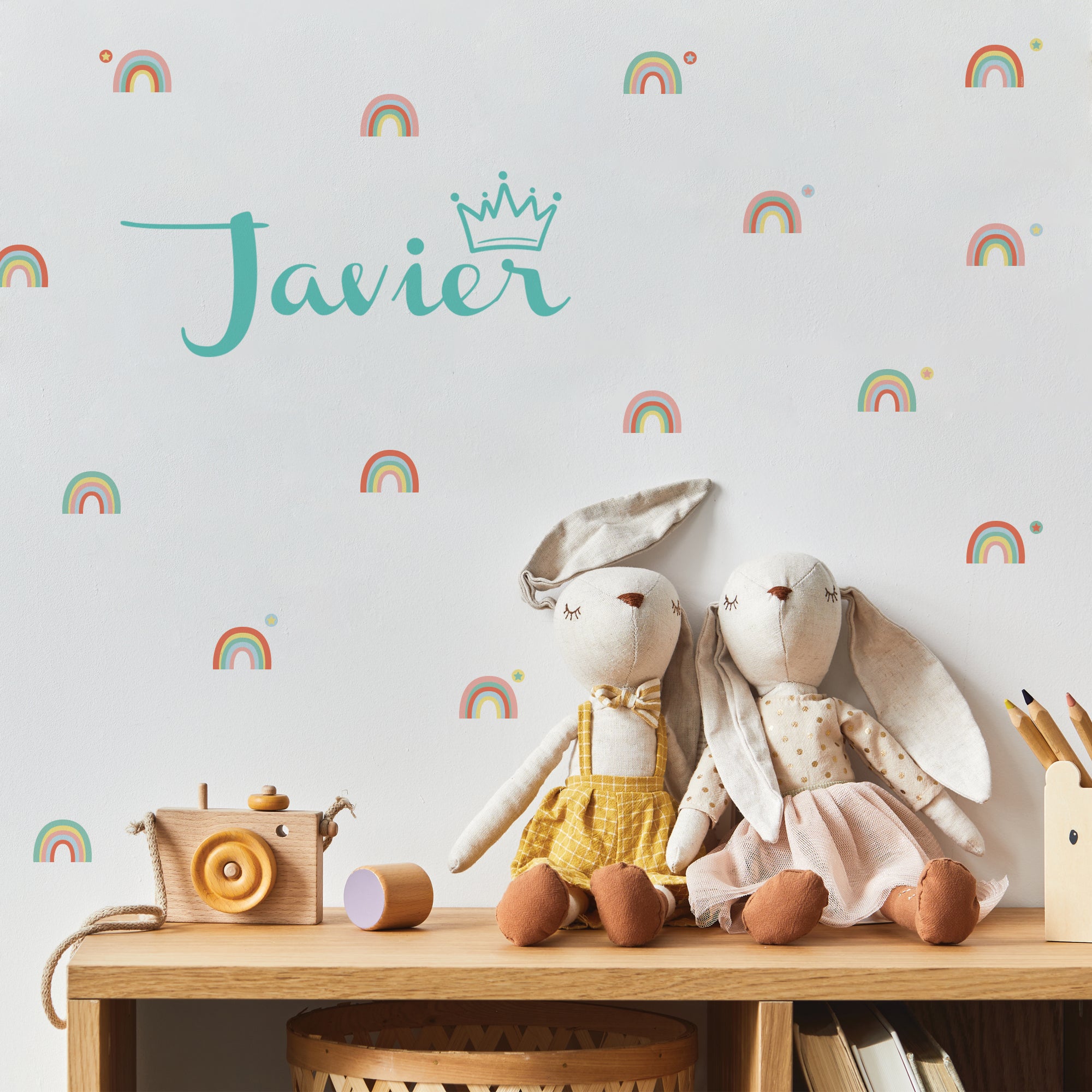 Vinilo personalizado con nombre y corona en color mint colocado en pared infantil decorada con vinilo decorativo arcoíris, ideal para paredes de dormitorio de bebé o niño - Nicolasito.es #color_Mint