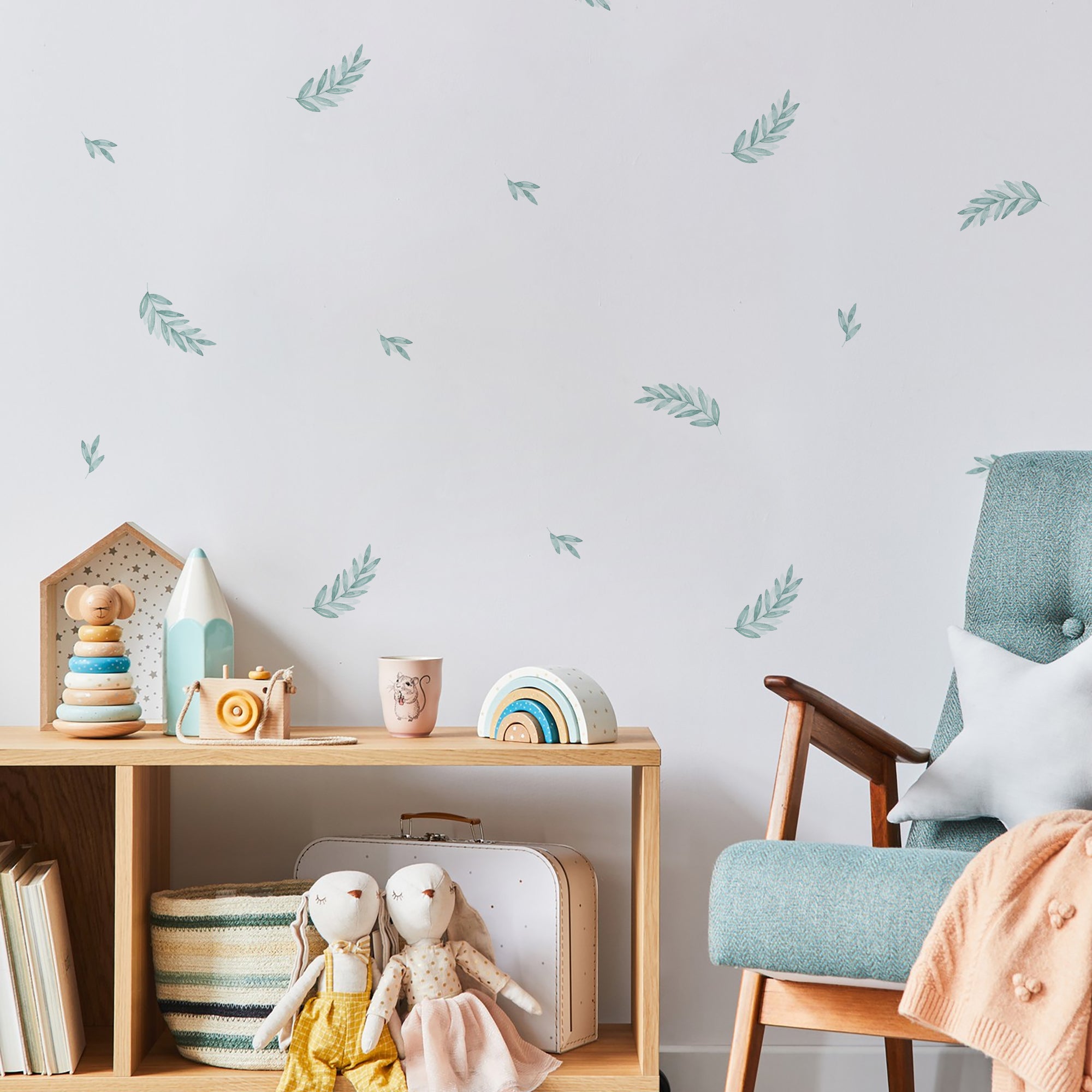 Adhesivo decorativo en forma de plantas de laurel en color aqua sobre pared de dormitorio infantil minimalista - Nicolasito.es #color_Plantas-Laurel-Aqua