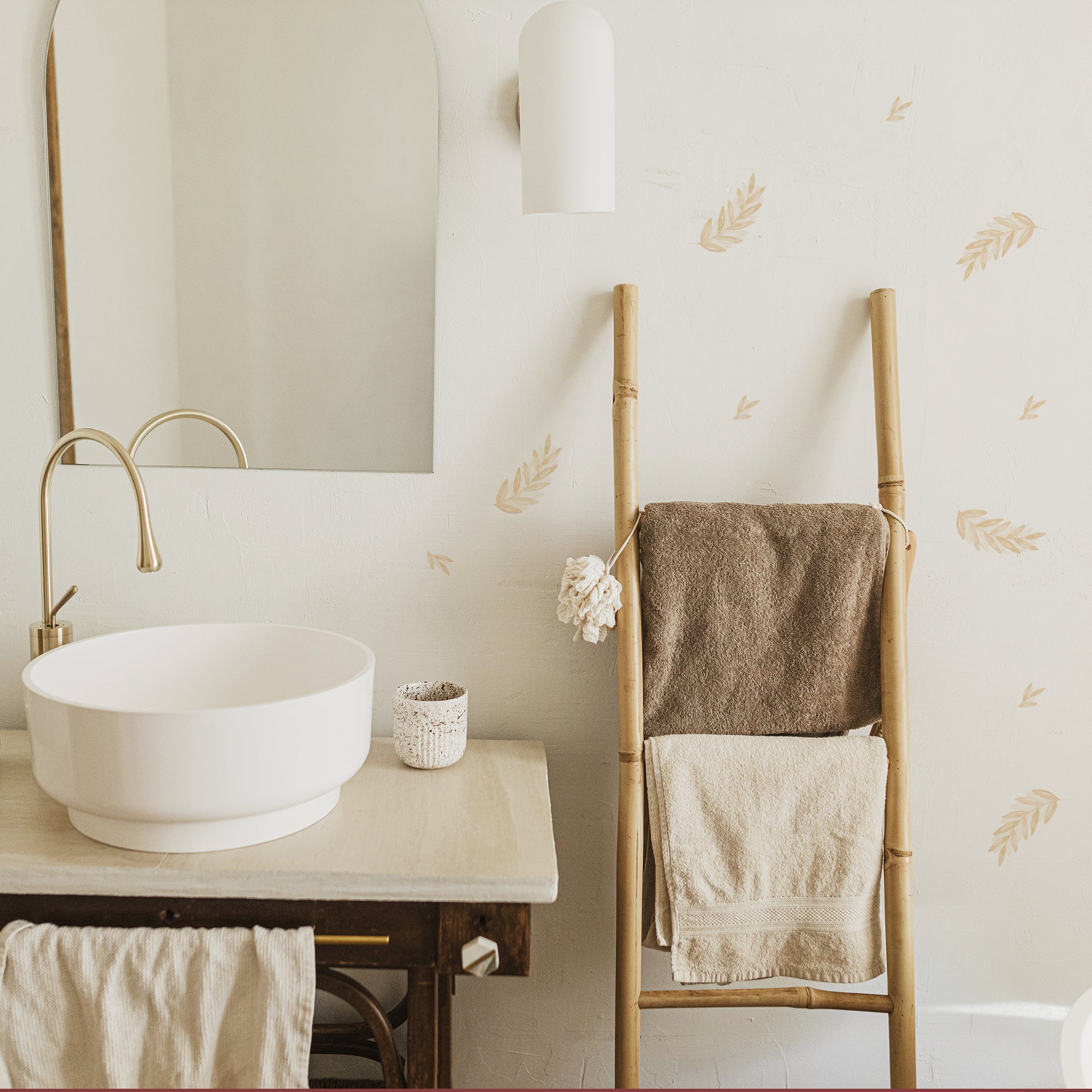 Cómo quedan los adhesivos de pared con diseño de plantas laurel en la pared de un baño minimalista y decorado en tonalidades blancas y marrones con detalles en madera - Nicolasito.es #color_Plantas-Laurel-Beige