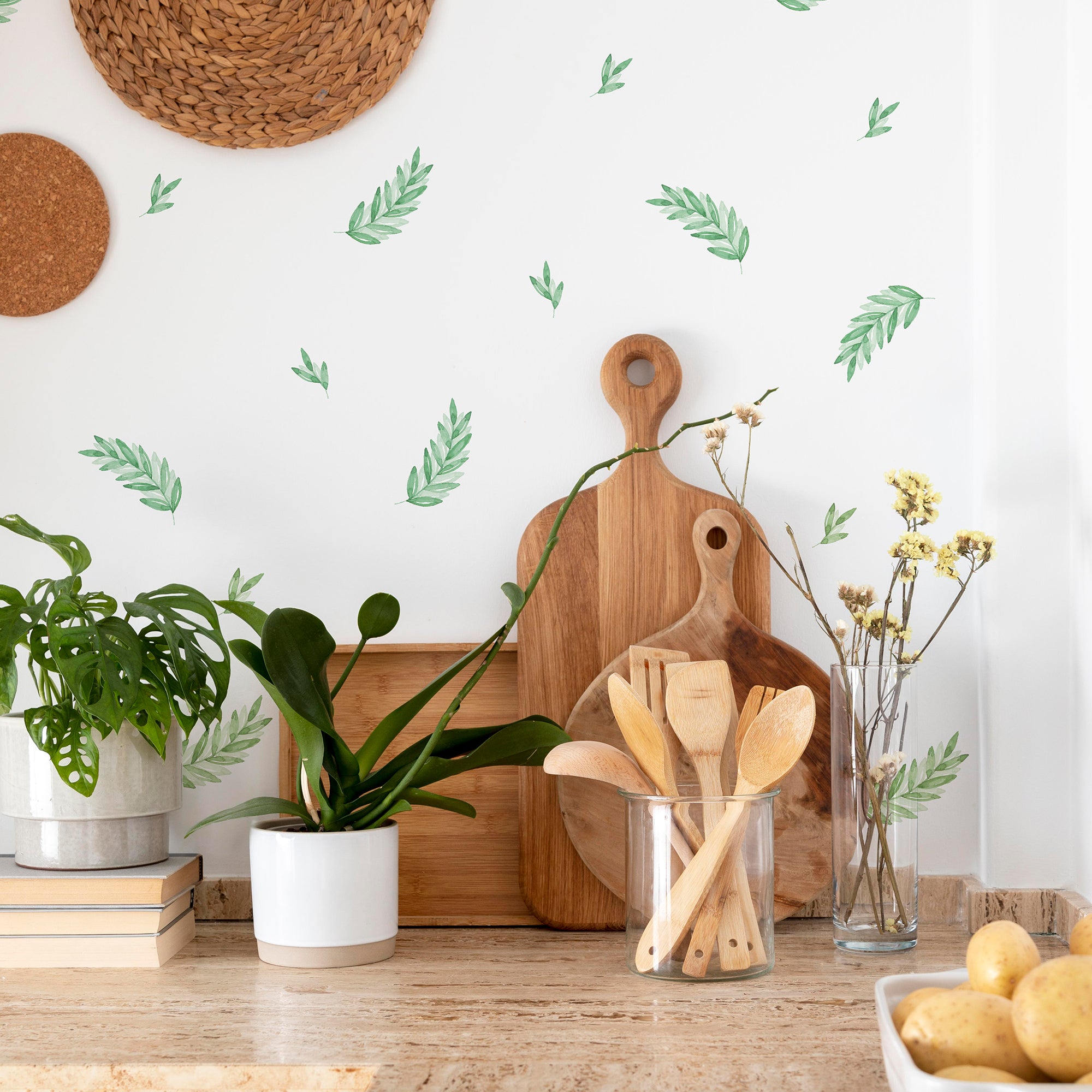 Paredes blancas de cocina mimalista con tonos marrones decoradas con vinilo adhesivo de alta calidad en forma de plantas laurel de color verde creando un ambiente fresco y natural - Nicolasito.es #color_Plantas-Laurel-Verde