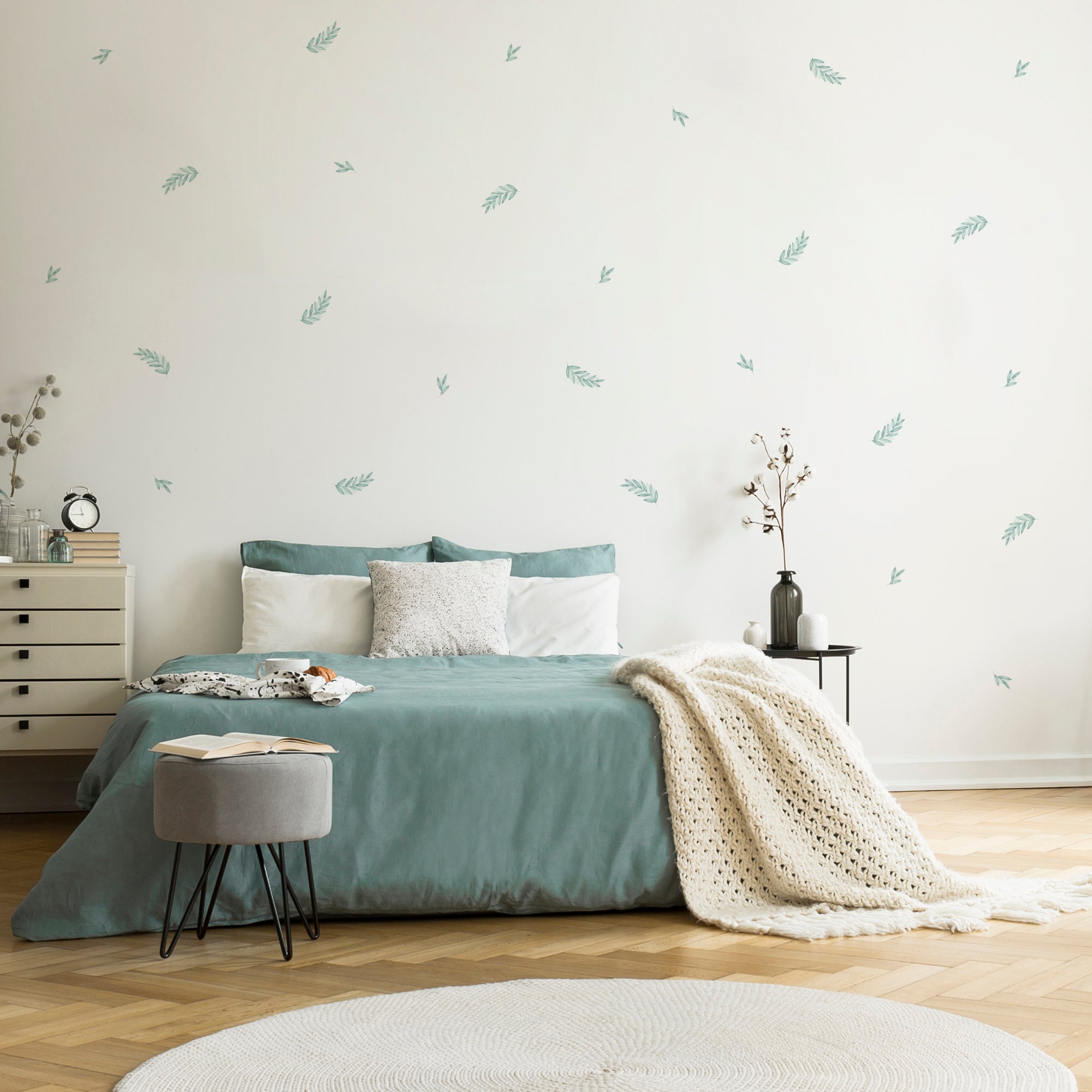 Imagen en la que se muestra el vinilo decorativo plantas de laurel en color aqua para decoración de interiores sobre una pared de dormitorio principal. Vinilo fácil de aplicar - Nicolasito.es #color_Plantas-Laurel-Aqua