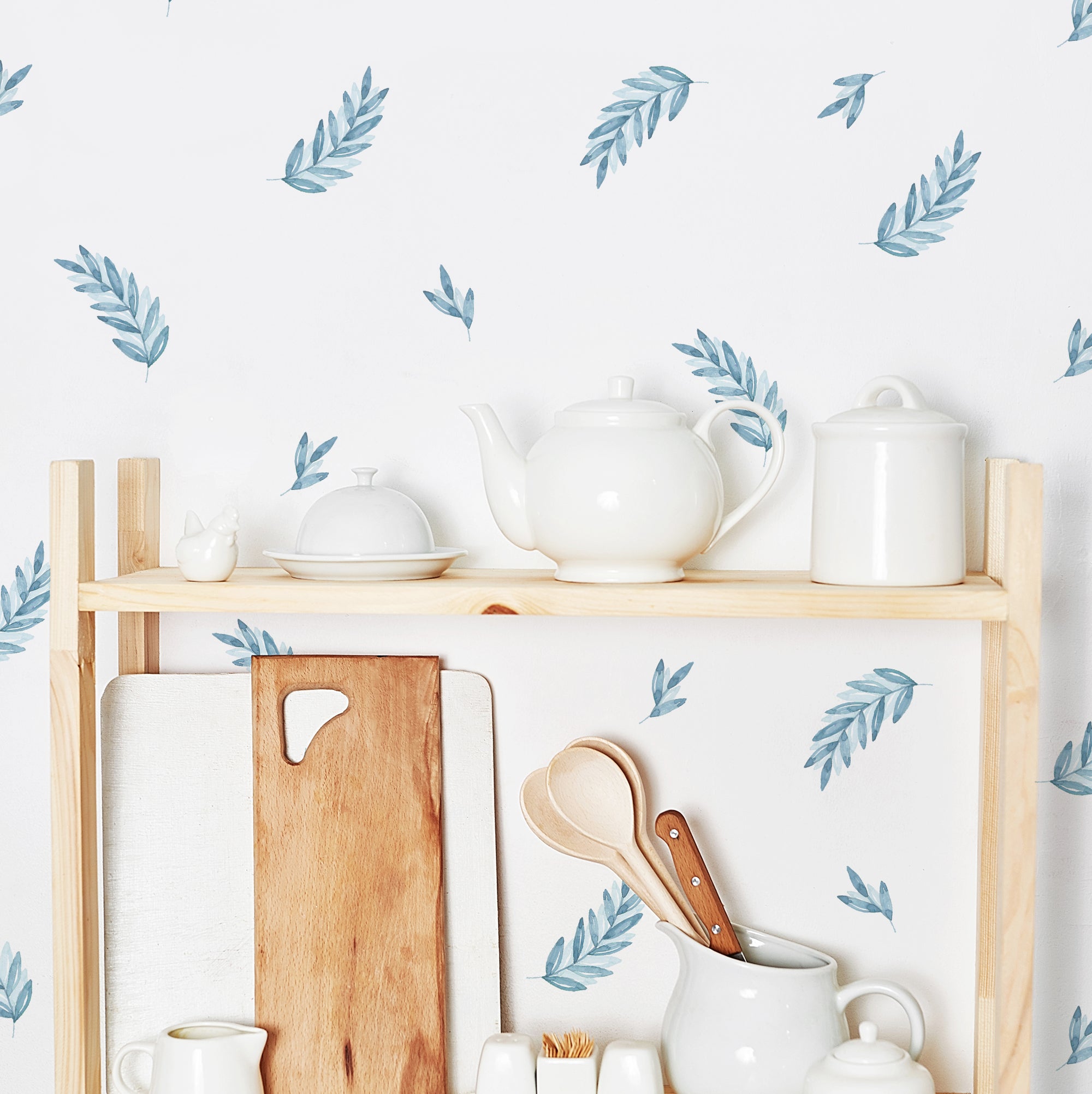 Detalle de vinilo decorativo en forma de plantas de laurel con acabado mate y en efecto acuarela para paredes blancas de cocina - Nicolasito.es #color_Plantas-Laurel-Aguamarina