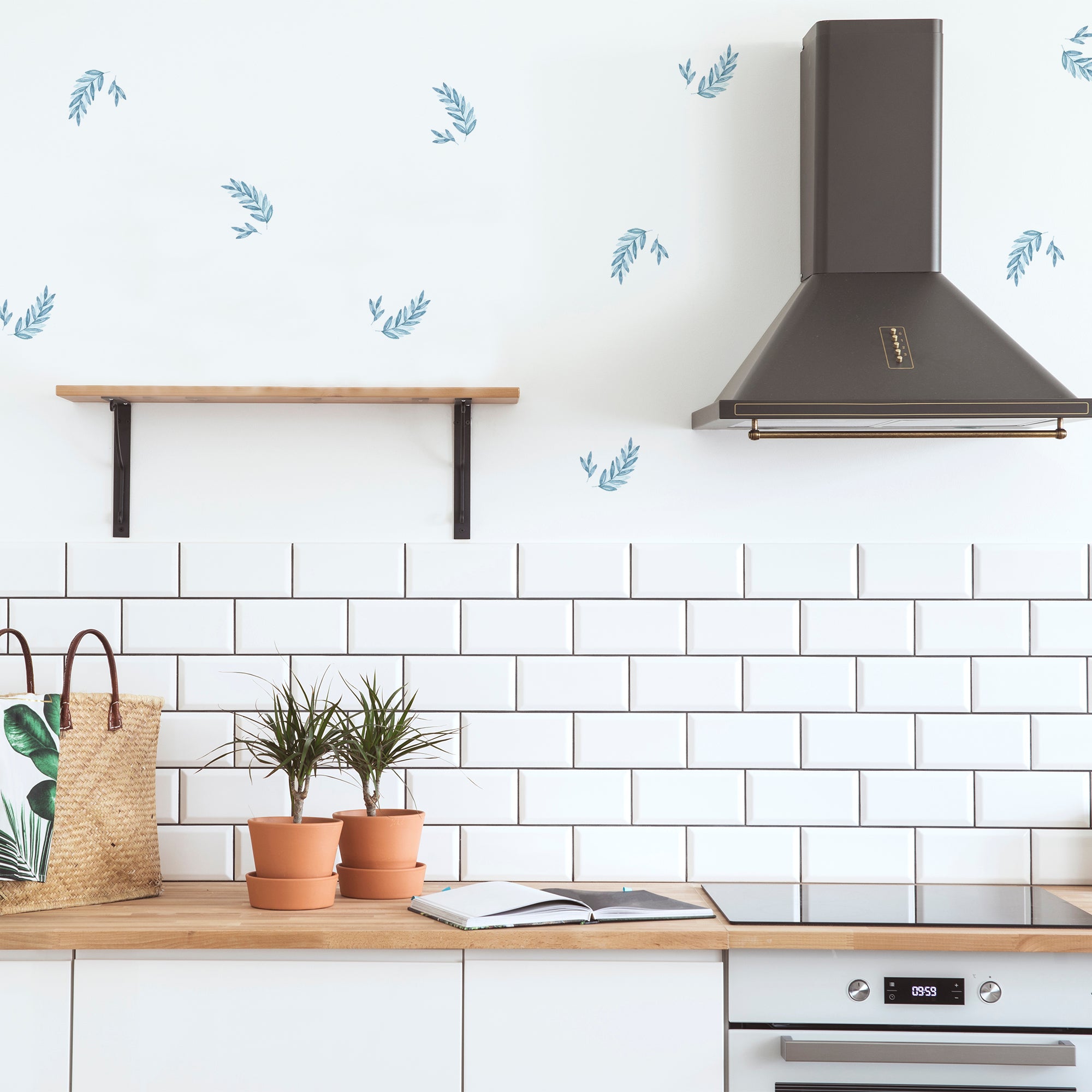 Imagen de cocina minimalista decorada con vinilo decorativo plantas laurel en tonalidades azules sobre las paredes blancas - Nicolasito.es #color_Plantas-Laurel-Aguamarina