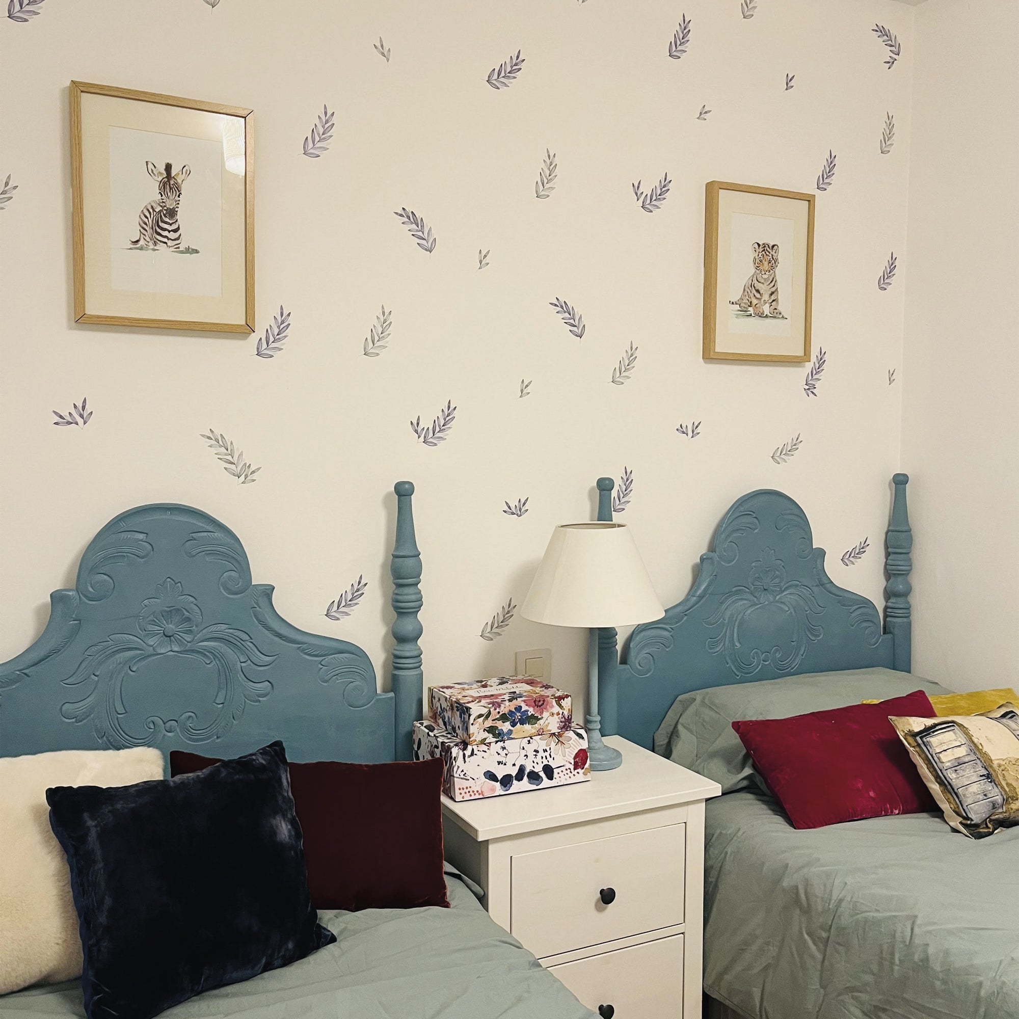 Cómo decorar las paredes de una habitación infantil con dos camas con vinilo decorativo en forma de plantas laurel con acabado acuarela en color lila - Nicolasito.es #color_Plantas-Laurel-Lila