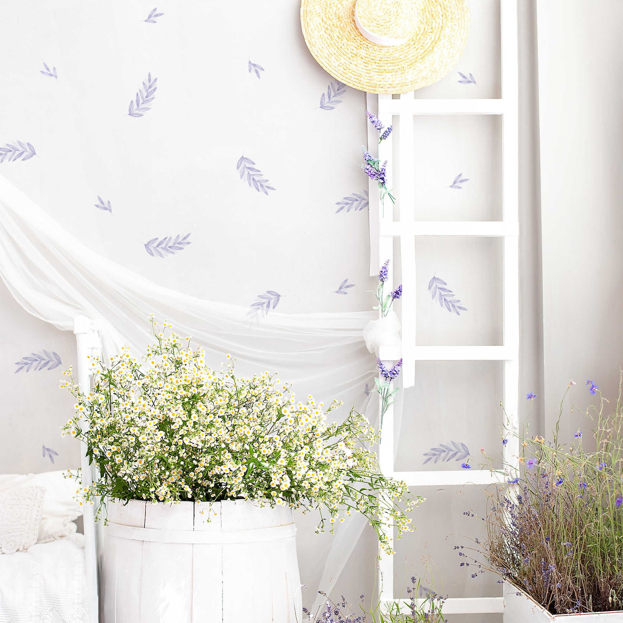 Vinilo decorativo plantas laurel en color lila sobre la pared lisa y blanca de un dormitorio principal y minimalista decorado con plantas - Nicolasito.es #color_Plantas-Laurel-Lila