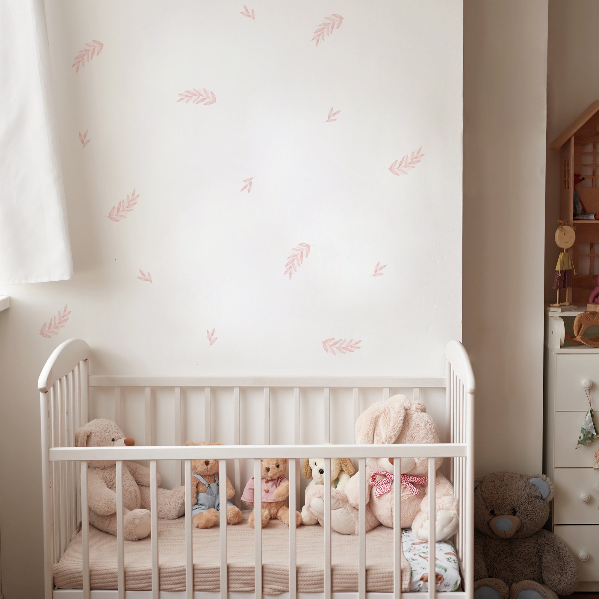 Instalación de vinilo plantas laurel de color rosa en pared lisa de dormitorio infantil de niña con cuna y resto de muebles en color blanco - Nicolasito.es #color_Plantas-Laurel-Rosa