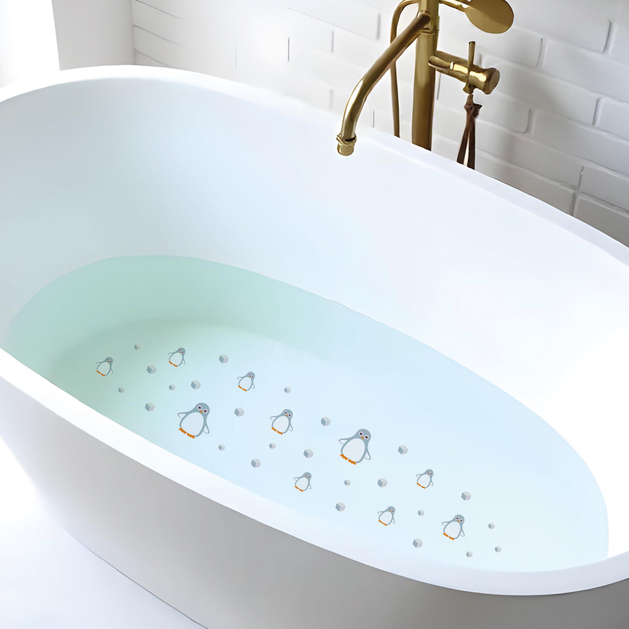 Plano detalle de bañera minimalista con vinilo antideslizante infantil con forma de pingüinos y cubitos de hielo para bañeras y duchas, evitando resbalones. Antideslizantes bañeras Pingüinos grises - Nicolasito.es #color_Gris Claro
