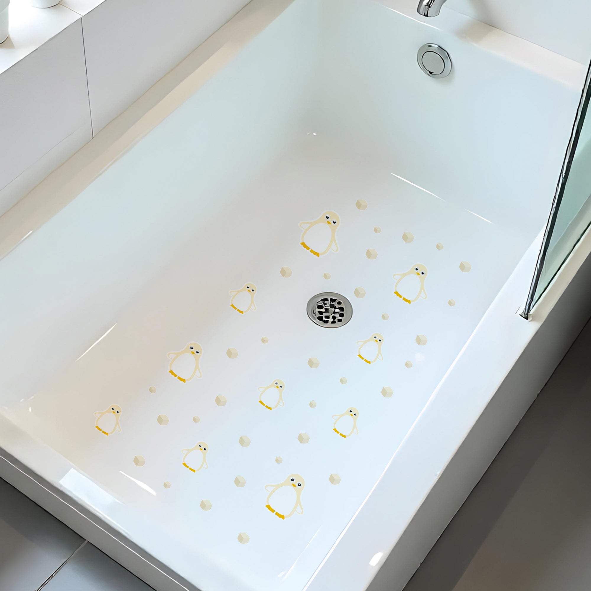 Detalle de un plato de ducha de superficie lisa con 10 pegatinas antideslizantes en forma de pingüinos de color beige y cubitos de hielo para evitar resbalones durante el baño. - Nicolasito.es #color_Beige