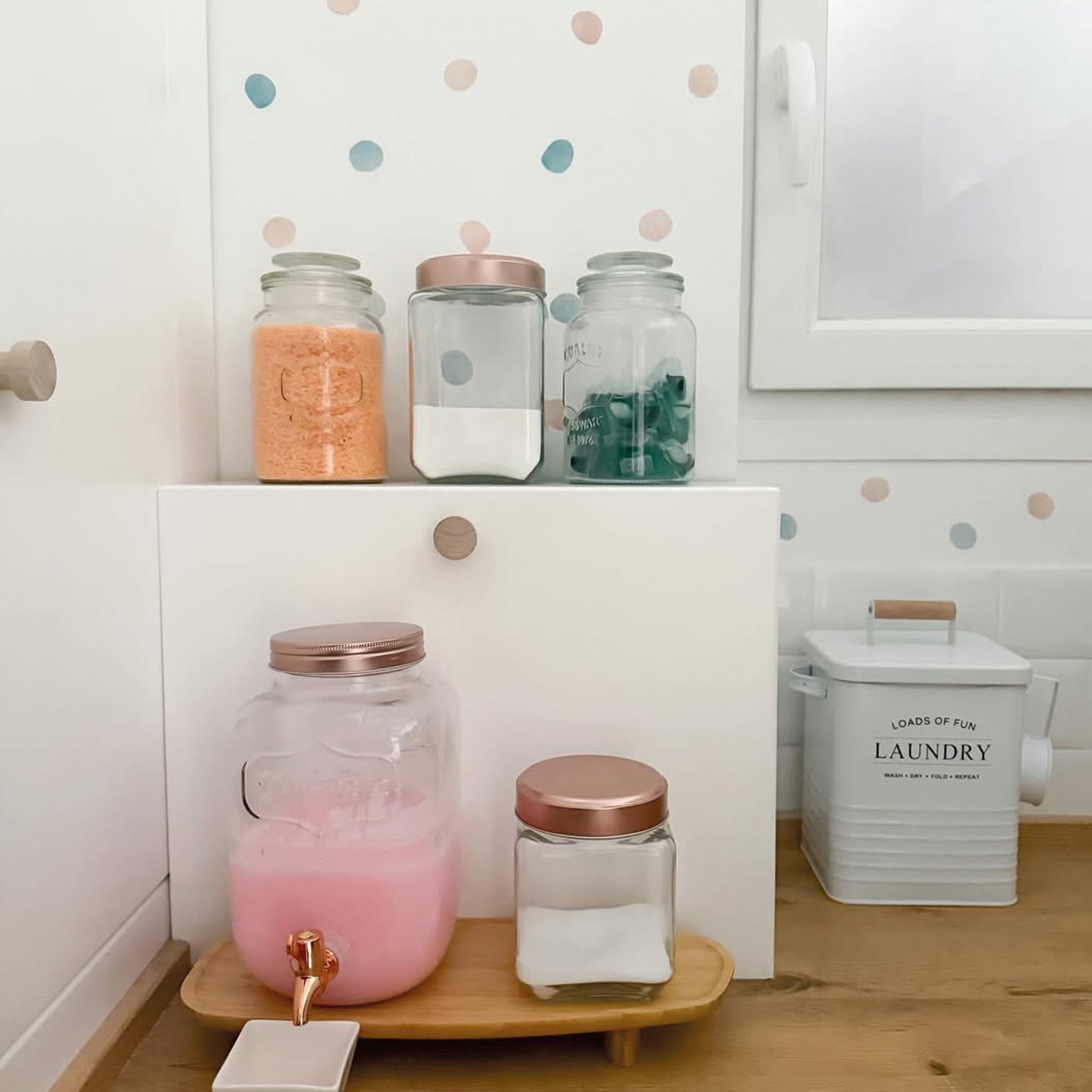 vista general de lavandería con paredes blancas decoradas con vinilo decorativo para paredes en forma de topitos de colores con acabado acuarela #color_topitos-beige