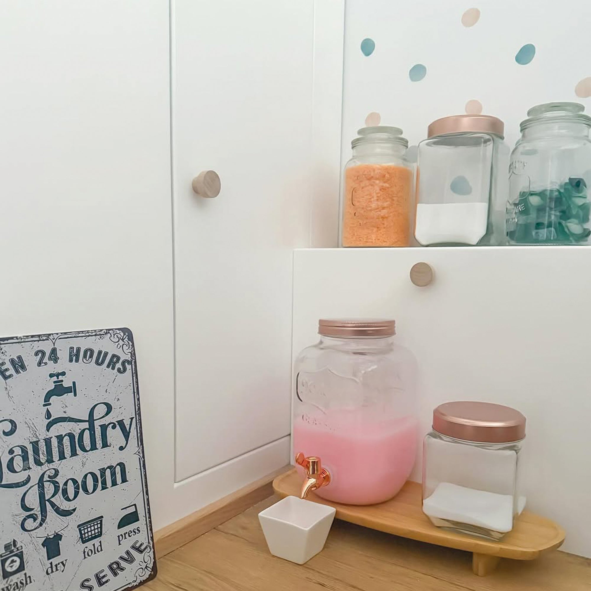 Decoración de paredes de lavanderia con vinilo decorativo para paredes en forma de topitos irregulares con acabado efecto acuarela #color_topitos-aqua