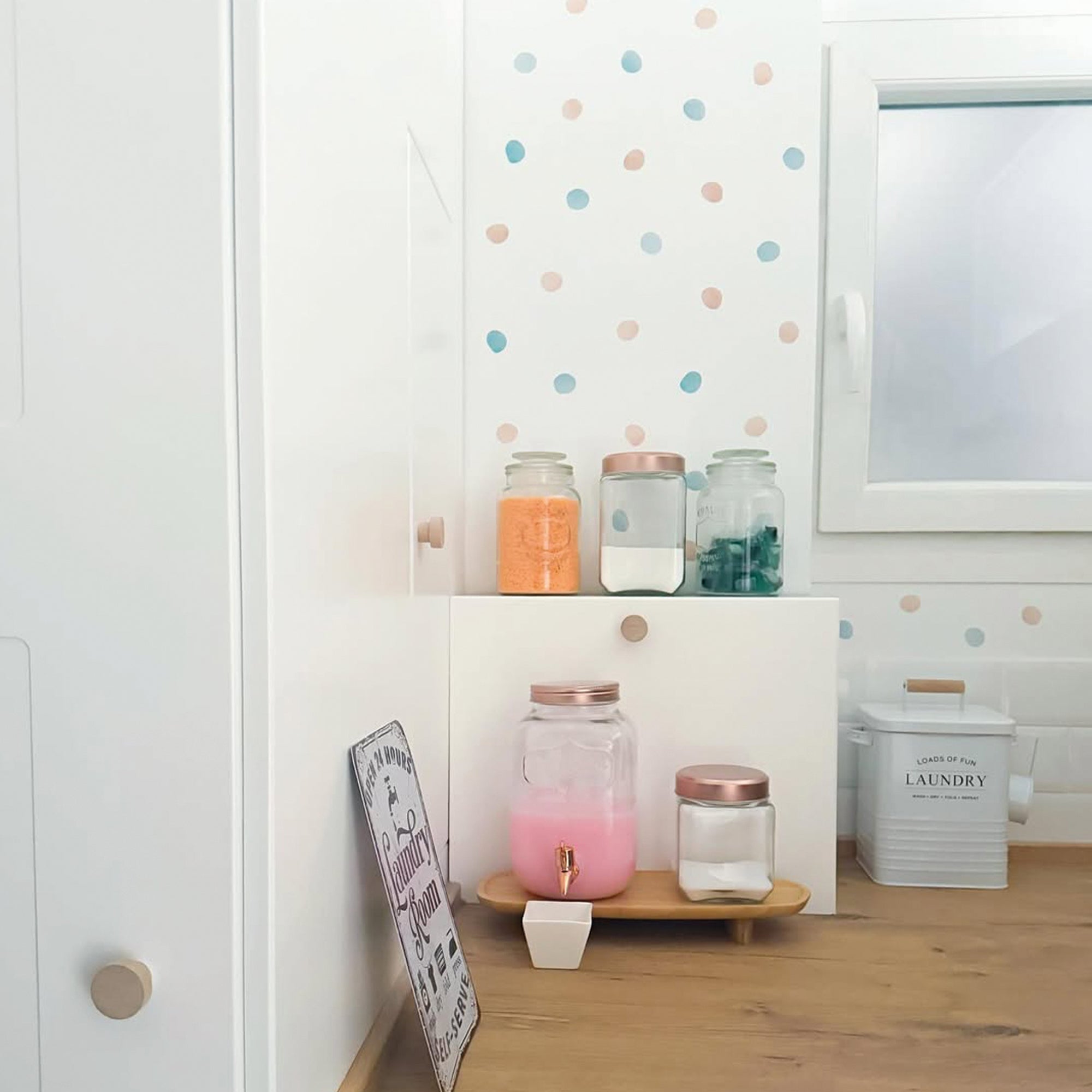 vista general de lavandería en casa con paredes blancas decoradas con vinilos decorativos para paredes en forma de topitos con acabado acuarela #color_topitos-beige