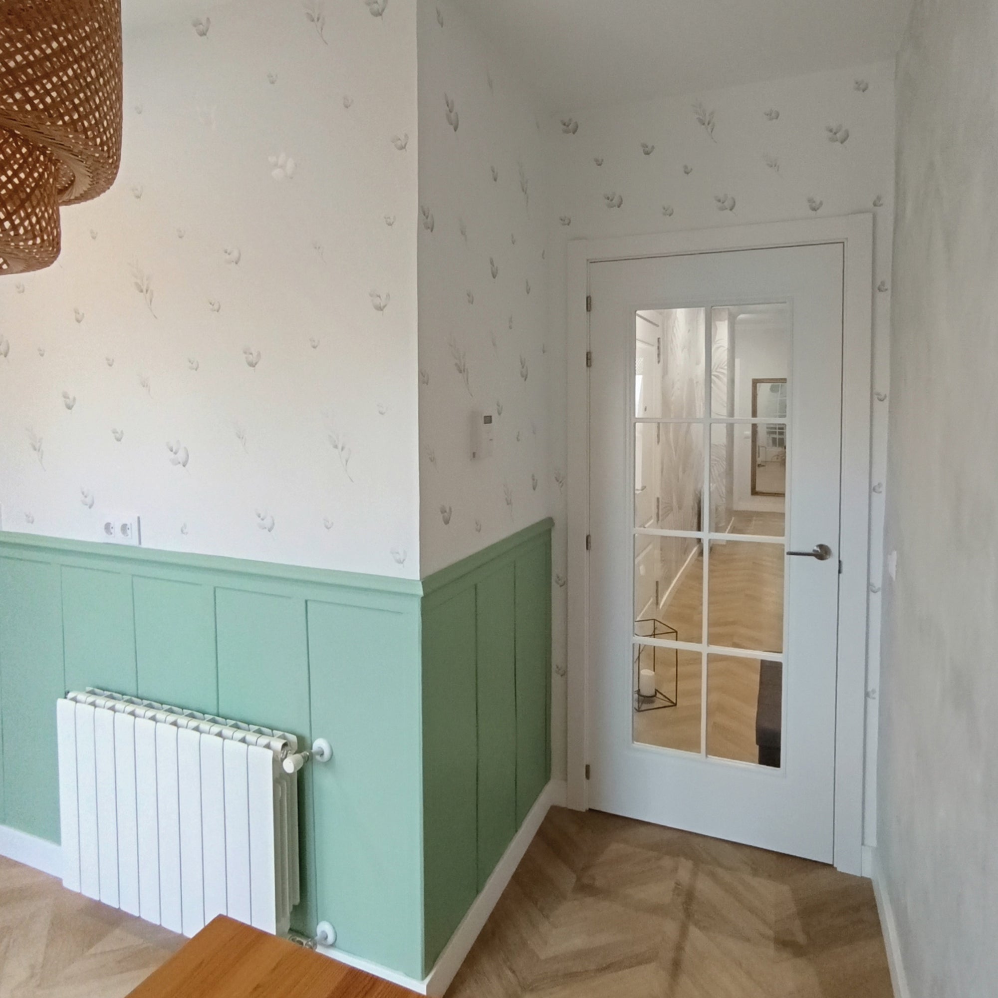vista general de cocina con paredes blancas y decoradas con vinilo decorativo en forma de hojas y ramas de color verde y acabado acuarela en varios tamaños #tamaño_Grande
