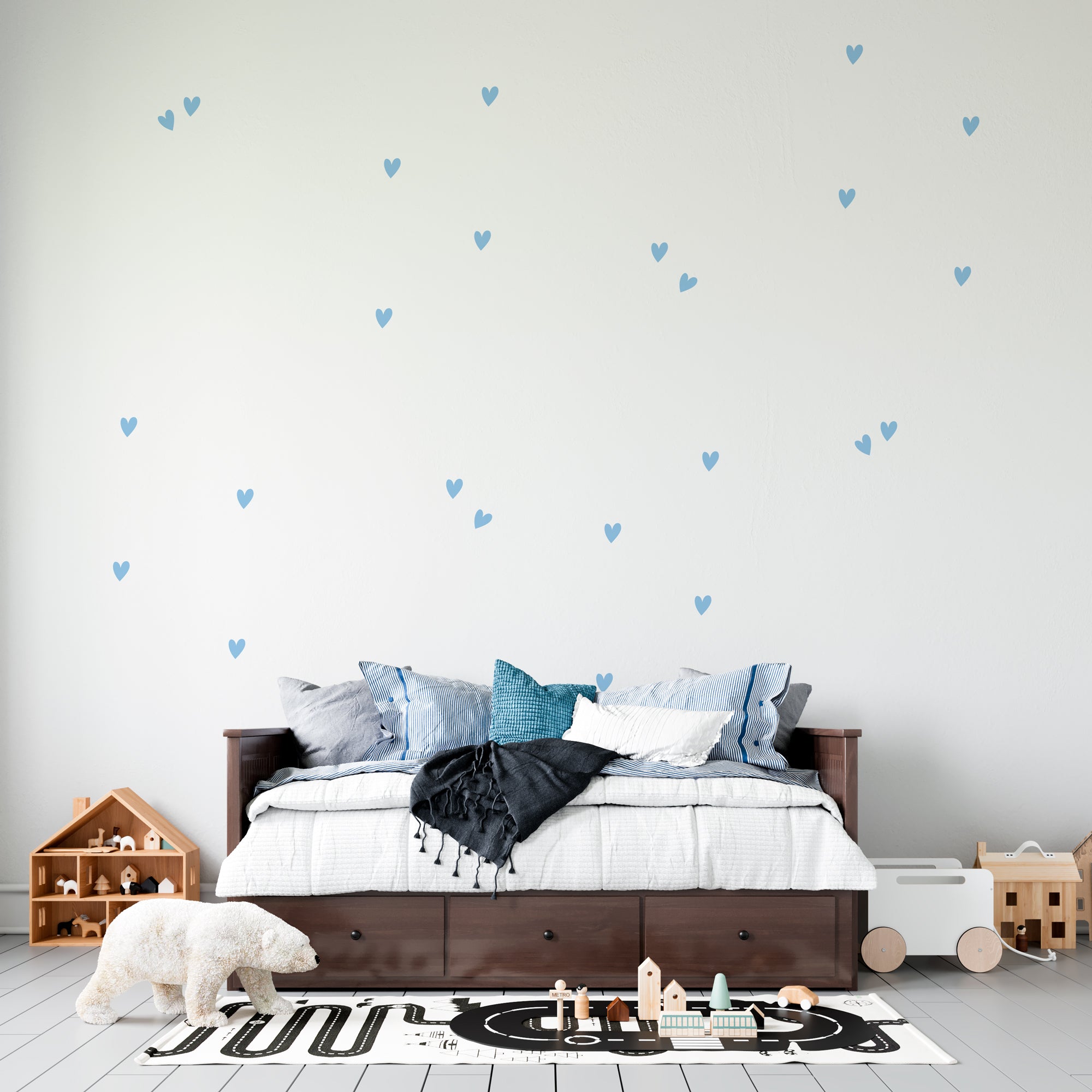 Habitación ijuvenil alegre decorada con vinilo adhesivo de pared en forma de mini corazones en color azul cielo - Nicolasito.es #color_Azul cielo