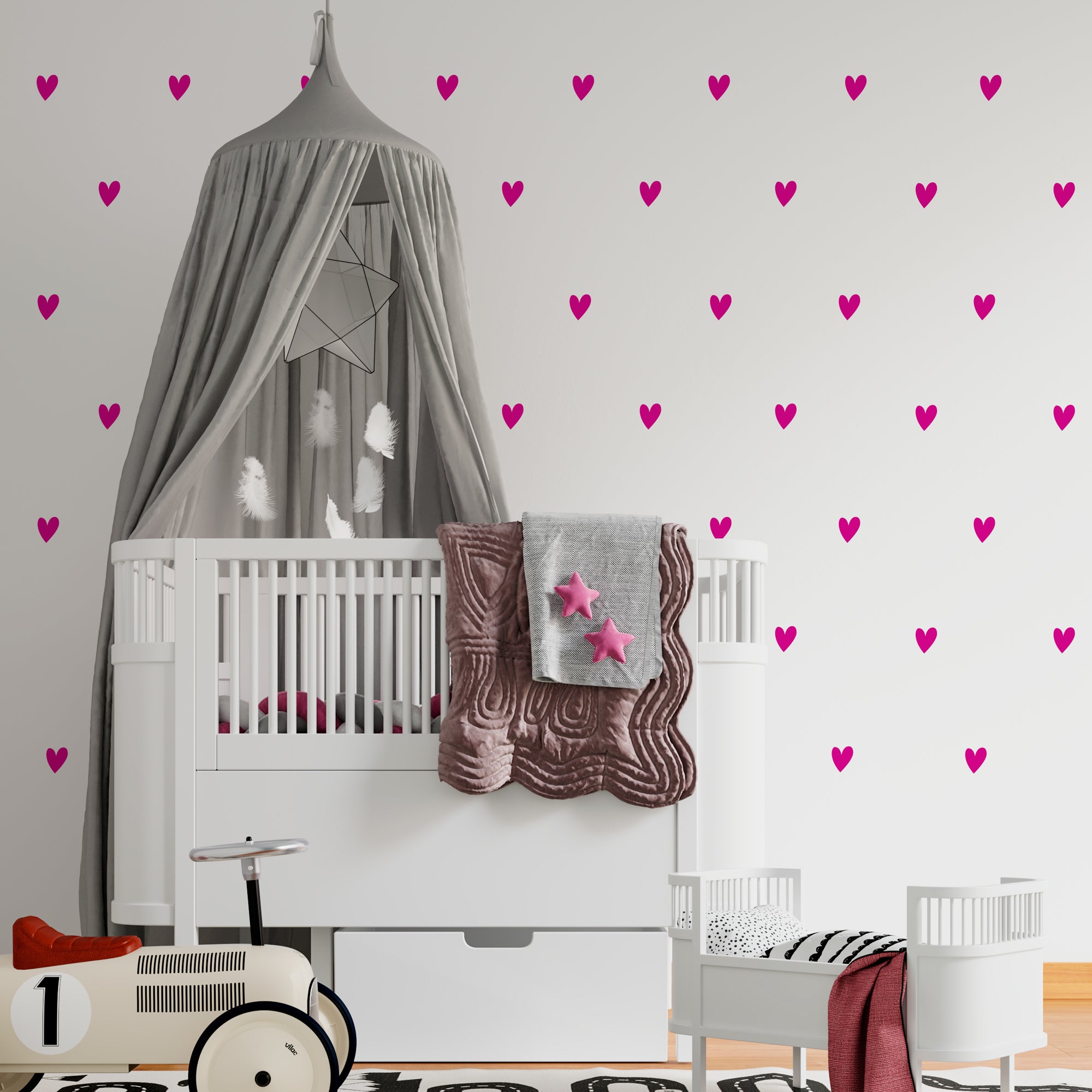 Dormitorio de bebé romántico decorado con vinilo adhesivo de paredes en forma de mini corazones en color fucsia - Nicolasito.es #color_Fucsia