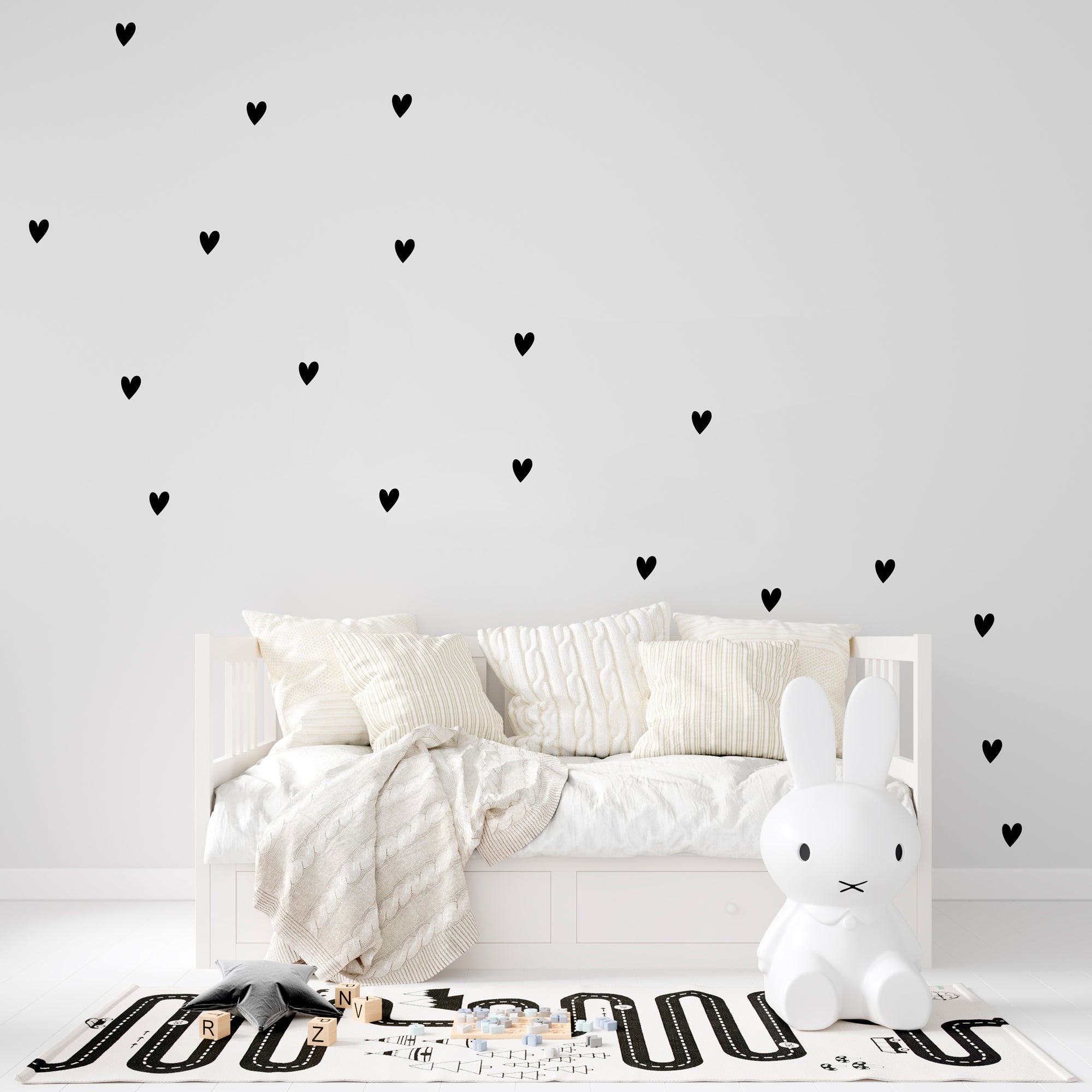 Vista completa de dormitorio con pared cubierta de vinilo adhesivo mini corazones - Nicolasito.es #color_Negro