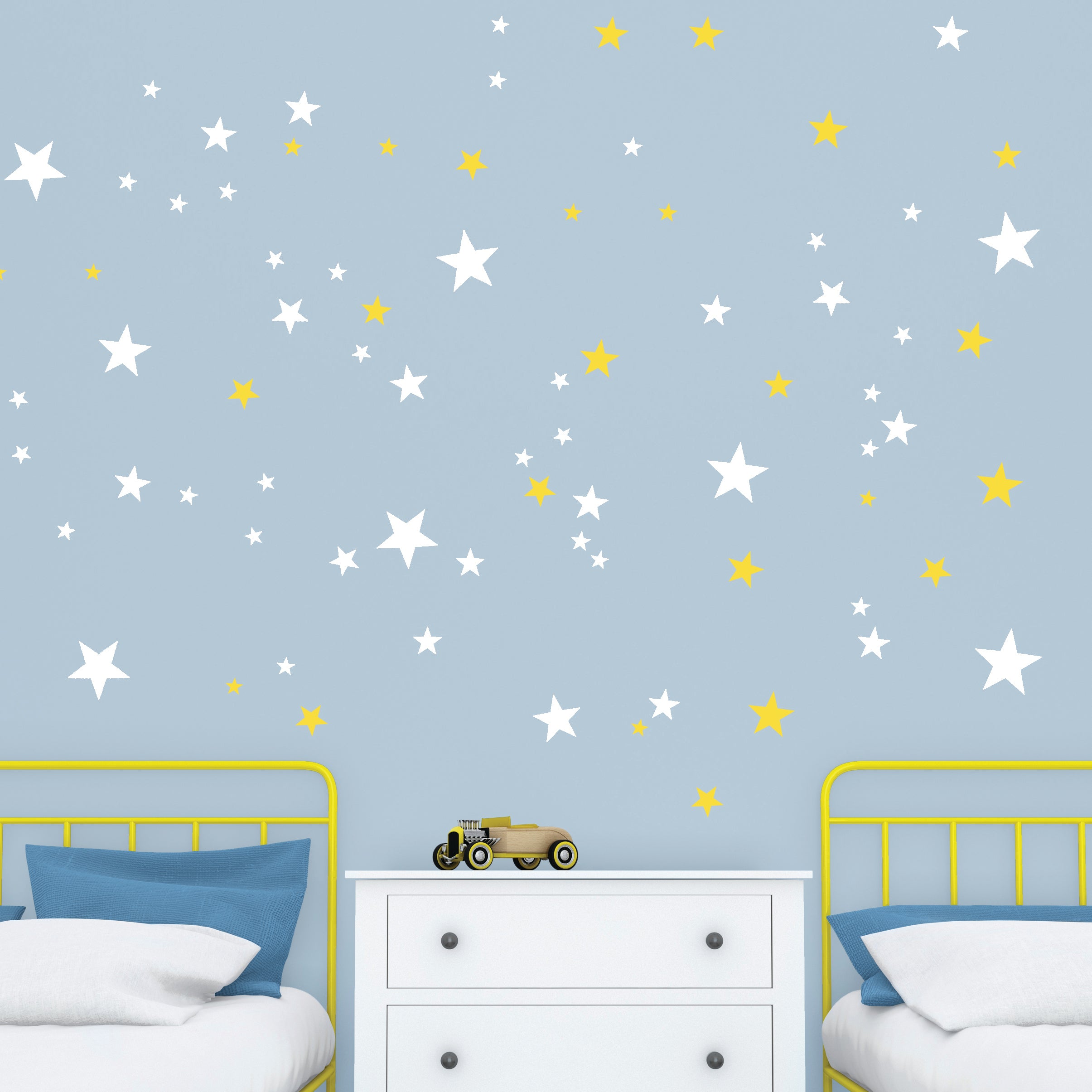 Imagen que simula un dormitorio infantil con paredes de color azul decoradas con vinilo decorativo en forma de estrellas de varios tamaños en color blanco y amarillo - Nicolasito.es #color_Amarillo