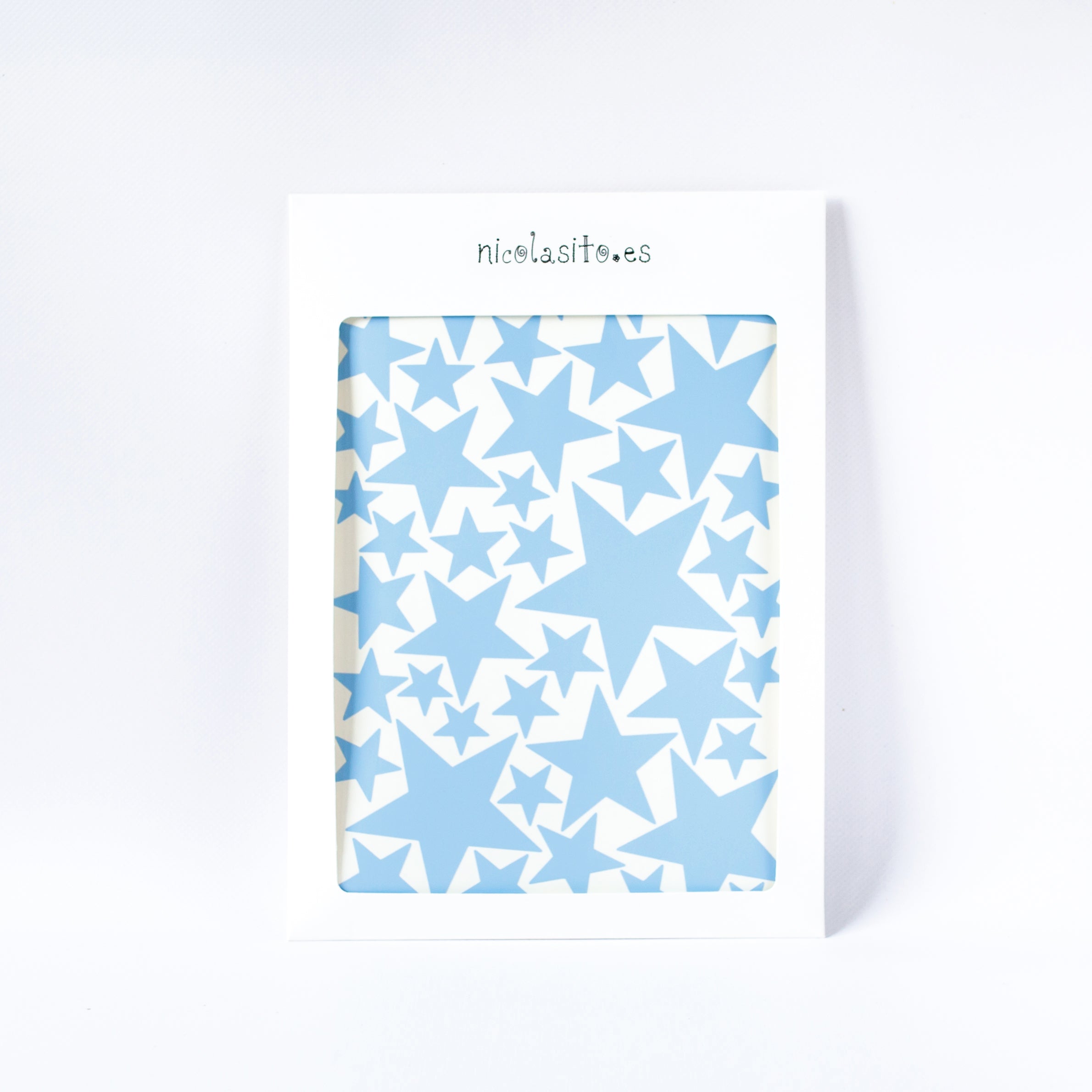 Detalle del sticker decorativo de pared en forma de estrellas de color azul dentro de su packaging de envío original - Nicolasito.es #color_Azul cielo