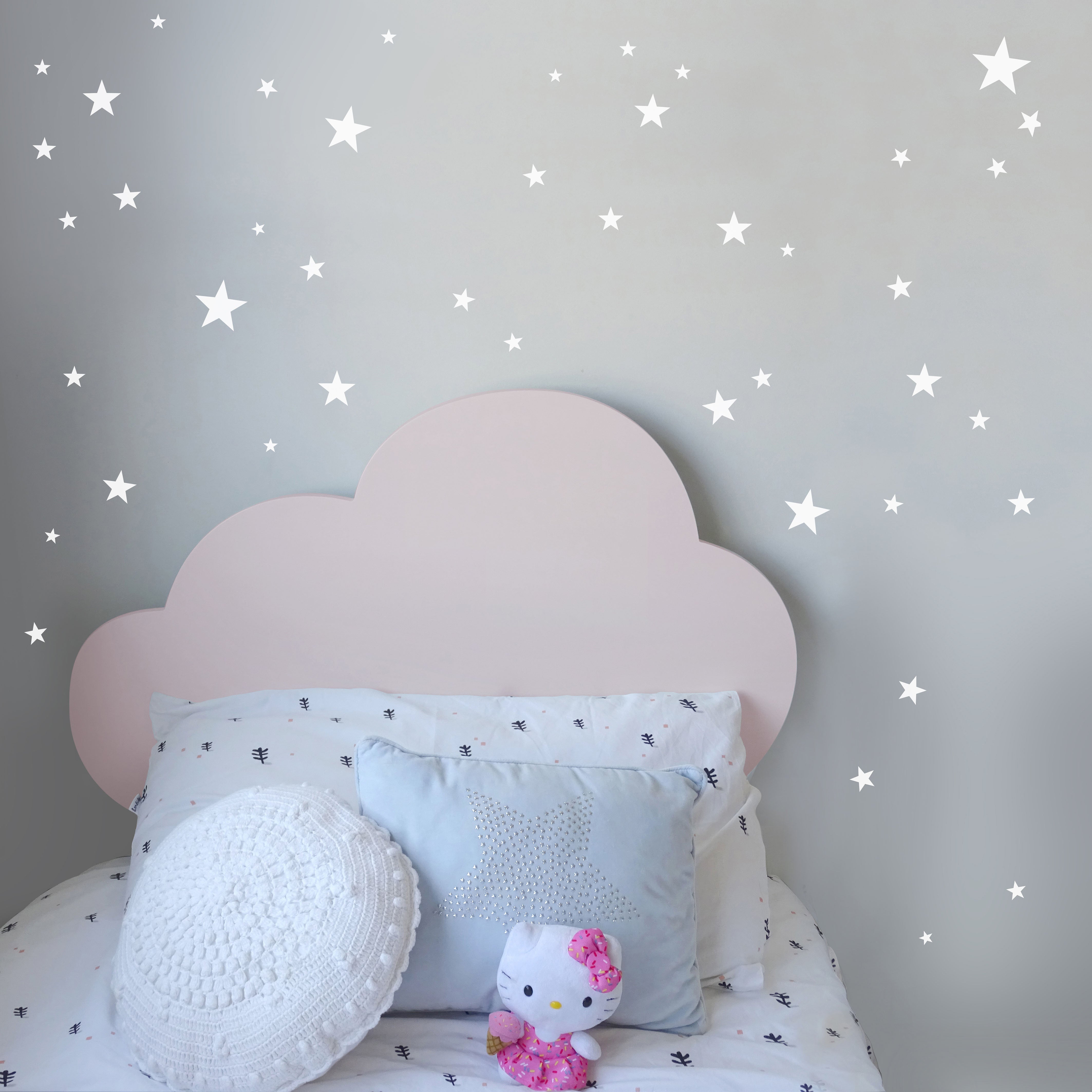 Vinilo Decorativo en forma de estrellas mix de color blanco aplicadas en habitación moderna con pared gris y cabecero en forma de nube rosa - Nicolasito.es #color_Blanco