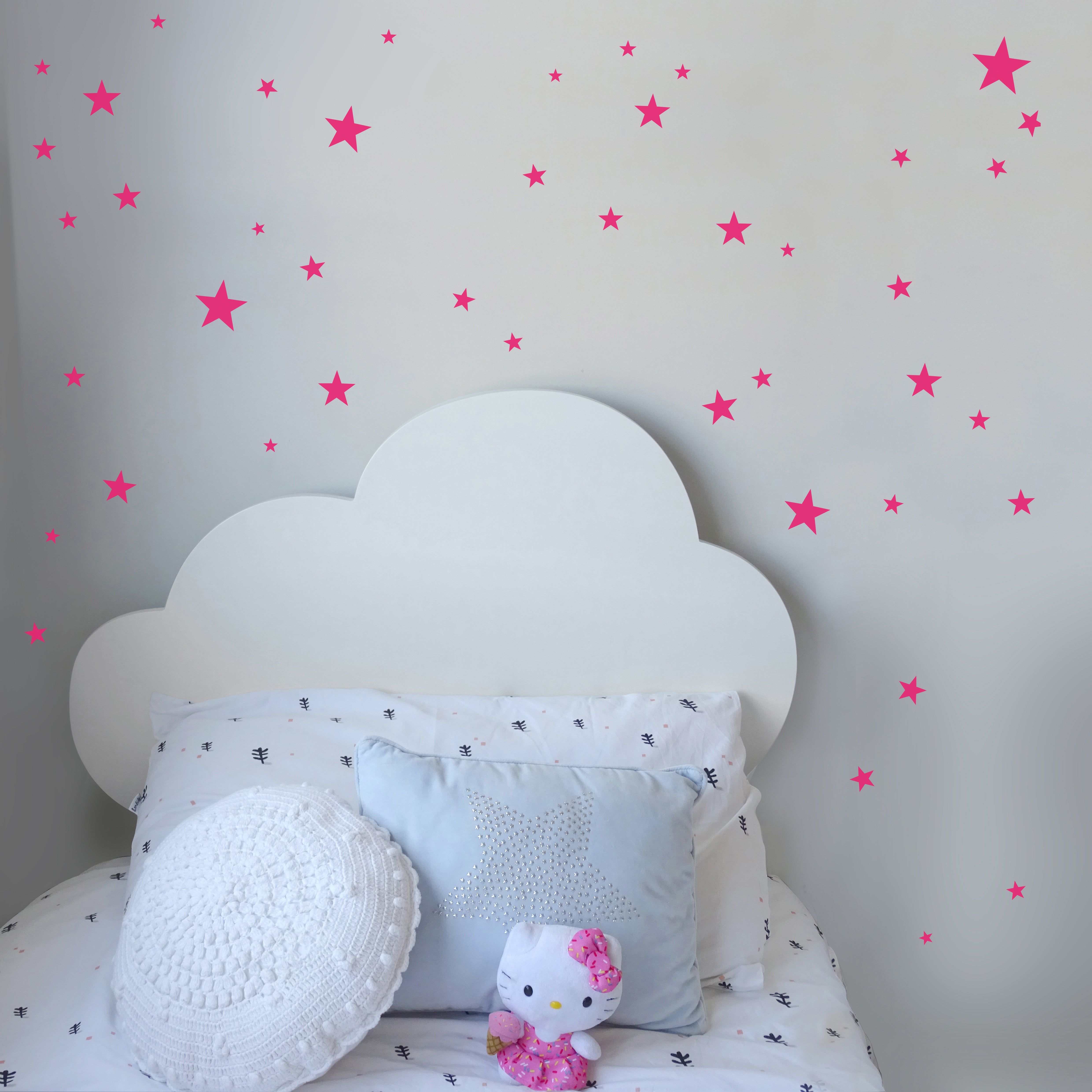 Imagen que muestra la decoración de pared de dormiotrio infantil con 43 pegatinas adhesivas en forma de estrellas y color fucsia - Nicolasito.es #color_Fucsia