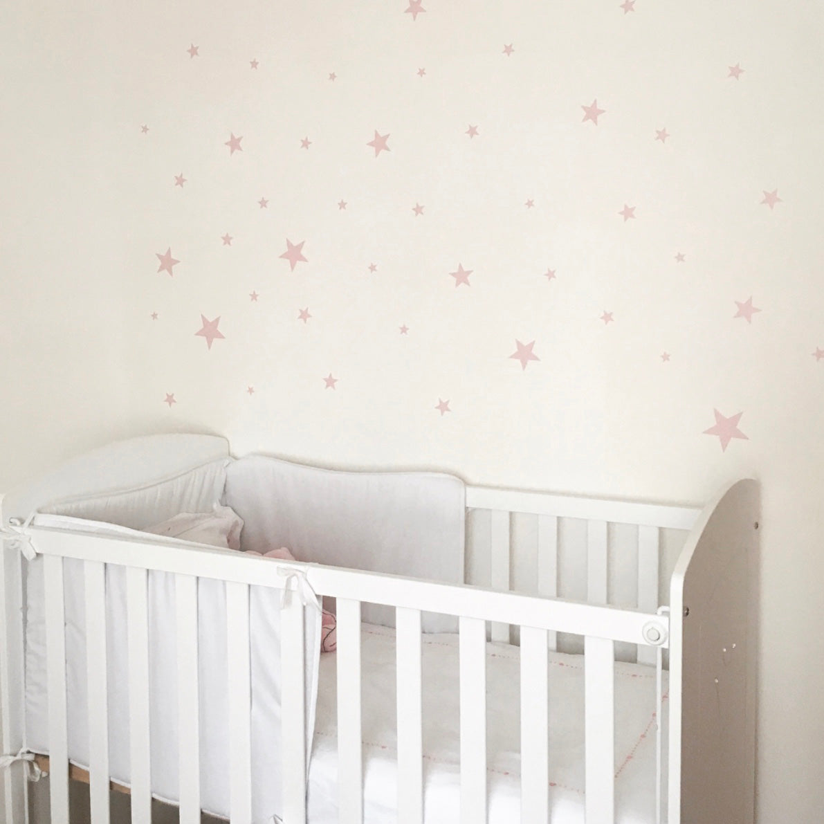 Conjunto de vinilo decorativo para decoración de paredes en forma de estrellas mix en color rosa sobre pared de dormitorio de bebé creando un ambiente dulce y delicado - Nicolasito.es #color_Rosa