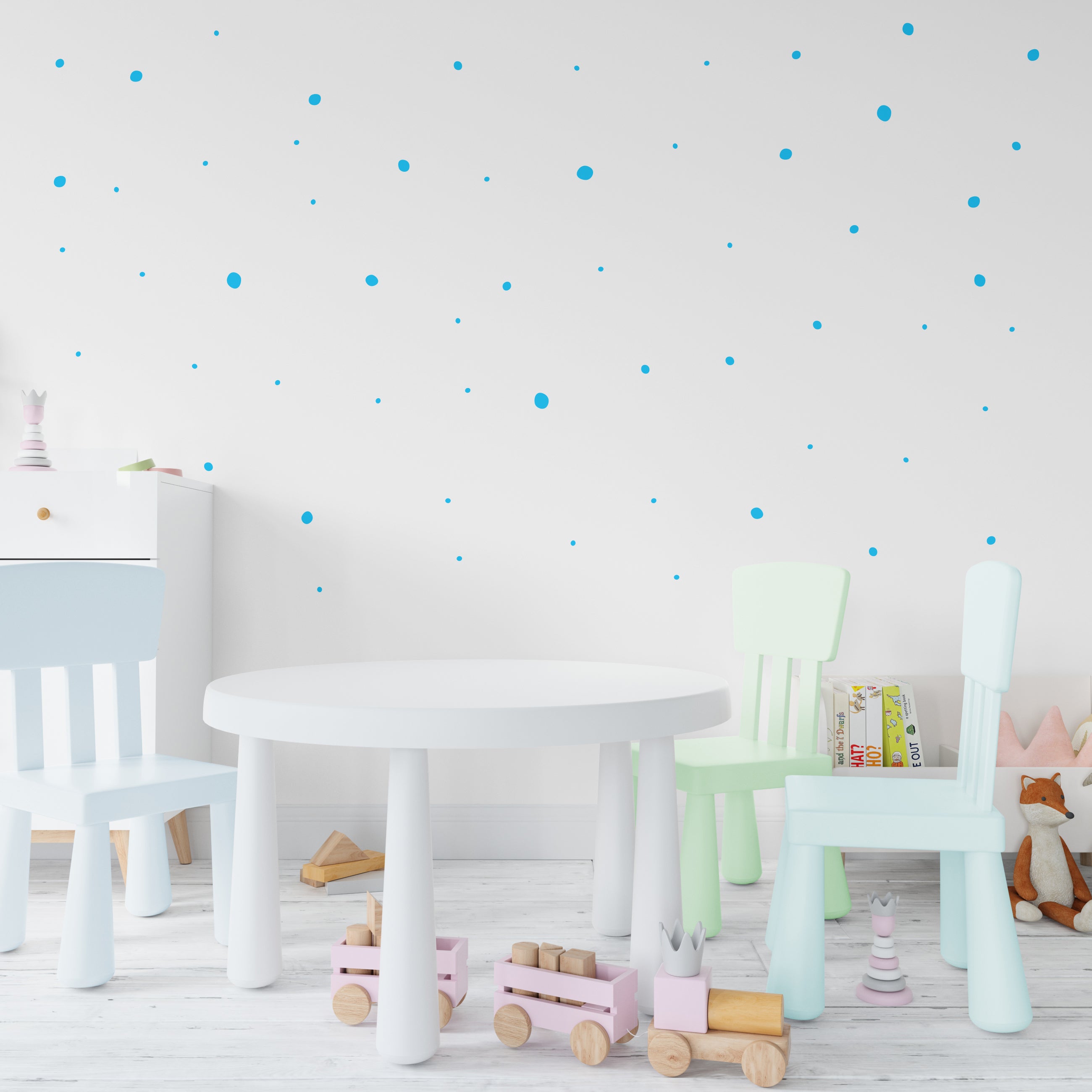 Detalle cercano de pared decorada con vinilo adhesivo lunares irregulares en color azul - Nicolasito.es #color_Azul
