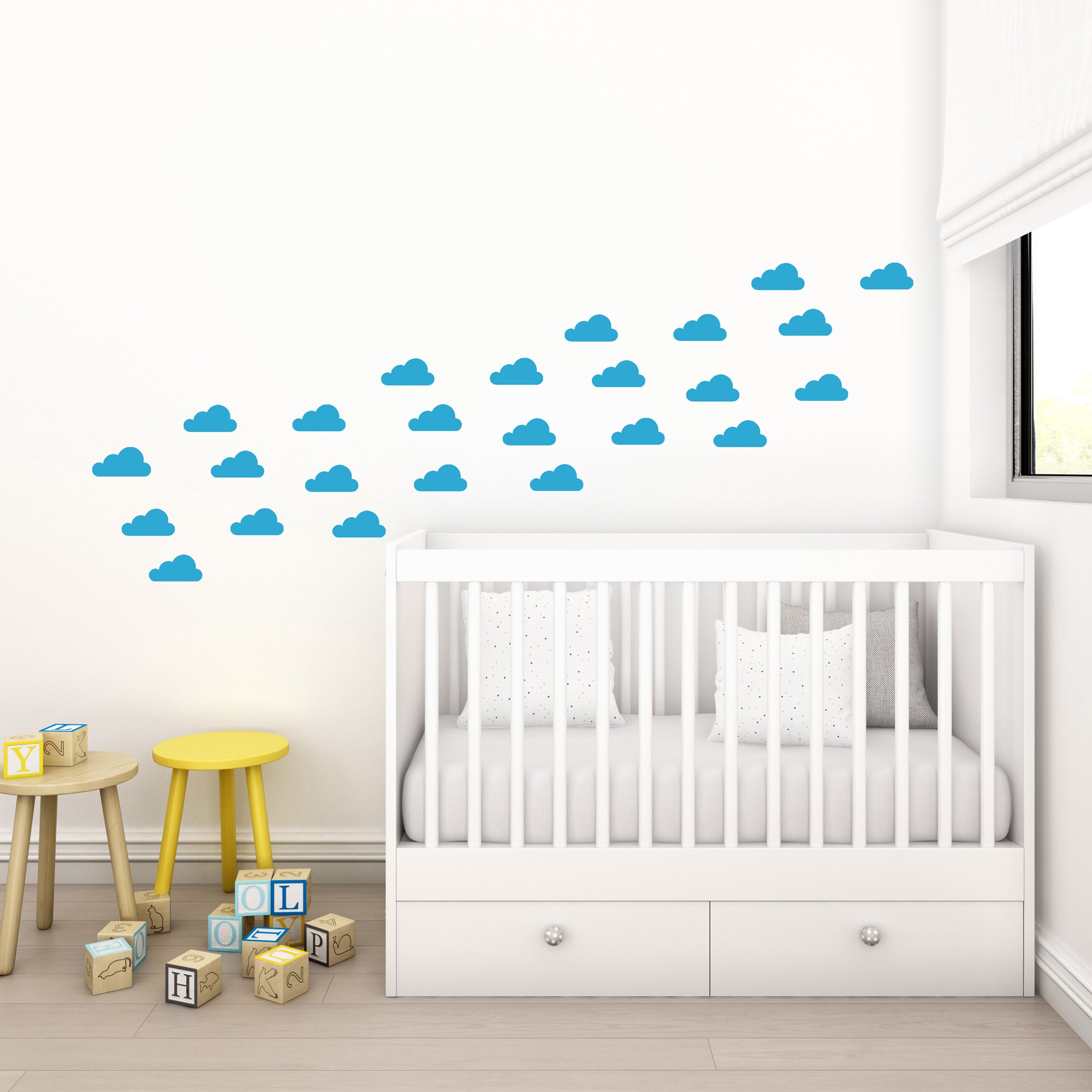 Ambiente moderno de habitación de bebé con pared decorada con vinilo adhesivo mini nubes en color azul - Nicolasito.es #color_Azul