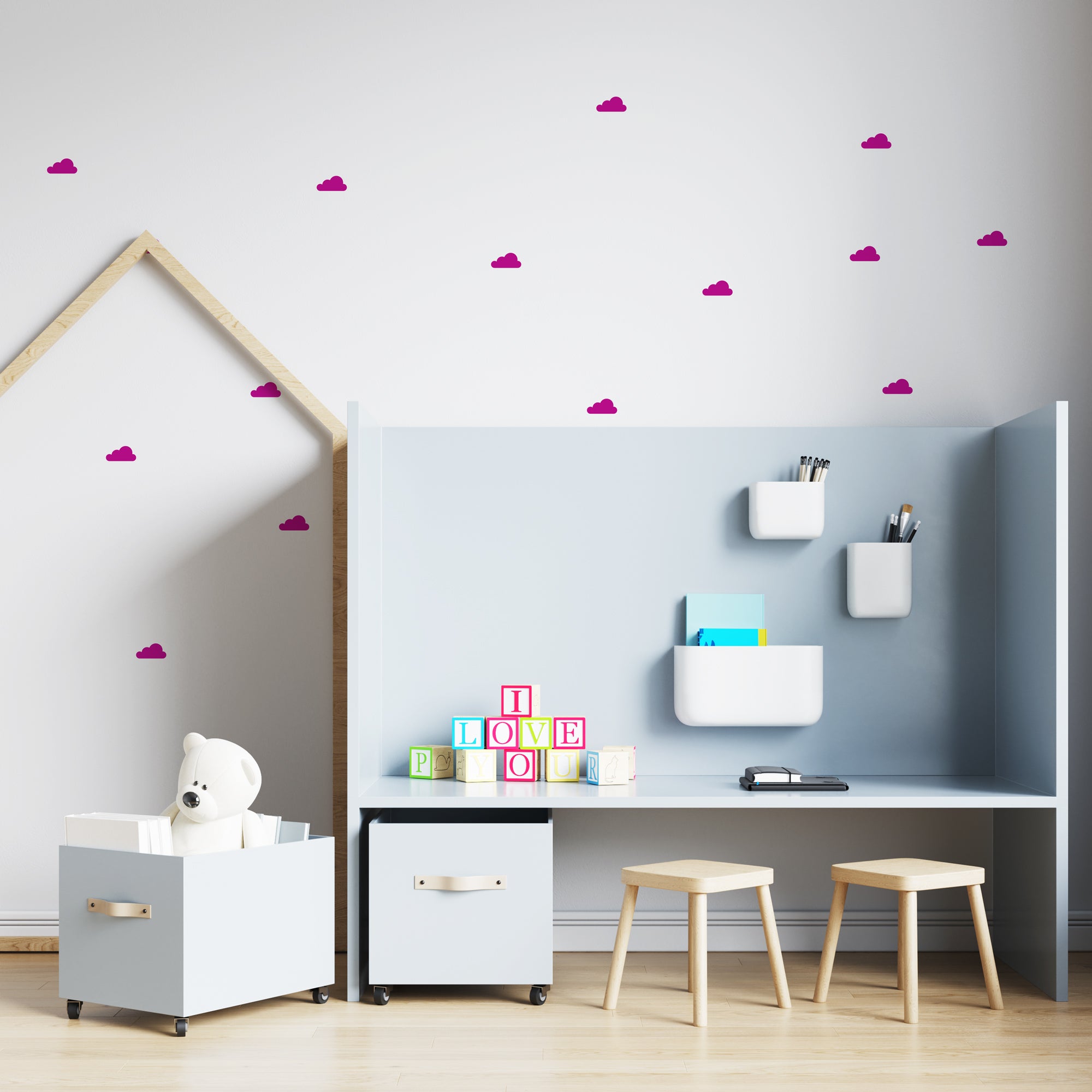 Resultado visual de pared de dormitorio infantil decorada con vinilo adhesivo mini nubes color fucsia - Nicolasito.es #color_Fucsia