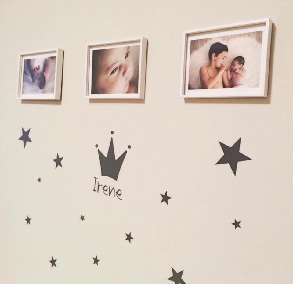 Vinilo decorativo infantil personalizado Corona gris oscuri colocado sobre cama infantil, ideal para una decoración alegre y moderna - Nicolasito.es #color_Gris oscuro