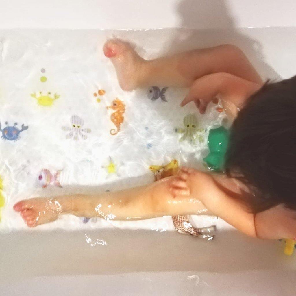 Niño pequeño disfrutando del baño con las pegatinas de animales marinos decorando la bañera_ Antideslizante Animalitos del mar - Nicolasito.es