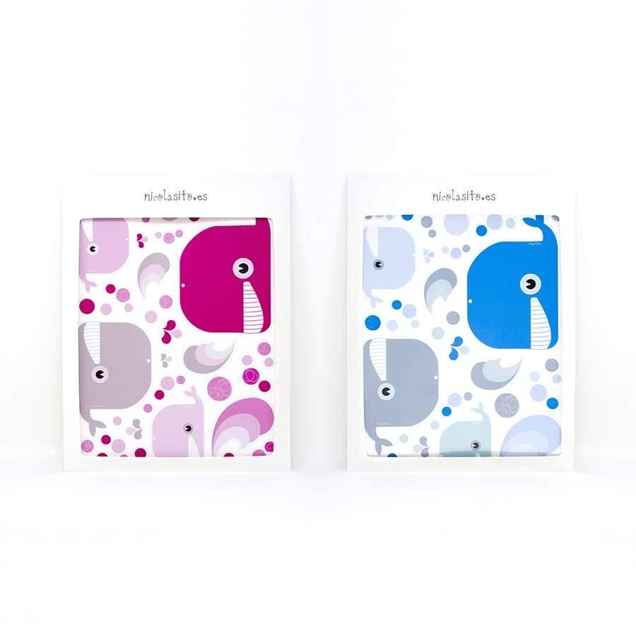 Imagen de un set de 5 vinilos antideslizantes en forma de ballenas y olas en color rosa junto con otro set de las mismas pegatinas antideslizantes pero en color azul - Nicolasito.es #color_Rosa