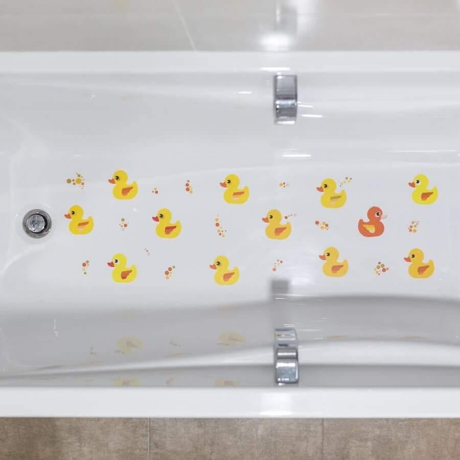 Pegatinas antideslizantes infantiles de patos amarillos decorando el fondo de una bañera blanca moderna - Nicolasito.es