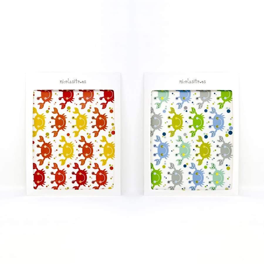 Conjunto de 16 pegatinas de cangrejos antideslizantes dispuestas en un fondo blanco, destacando su diseño colorido en tonos rojos y verdes y detalles visibles.