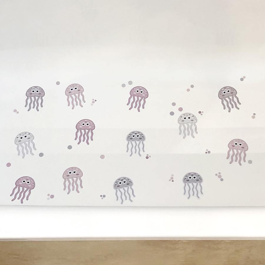 Imagen de una bañera moderna con las pegatinas de medusas rosa aplicadas en el suelo, combinando seguridad y estilo en el baño - Nicolasito.es #color_Rosa
