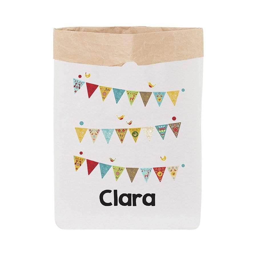 Detalle del diseño de banderines y nombre impreso en el saco de Navidad personalizado, decoración artesanal y sostenible para regalos navideños - Nicolasito.es
