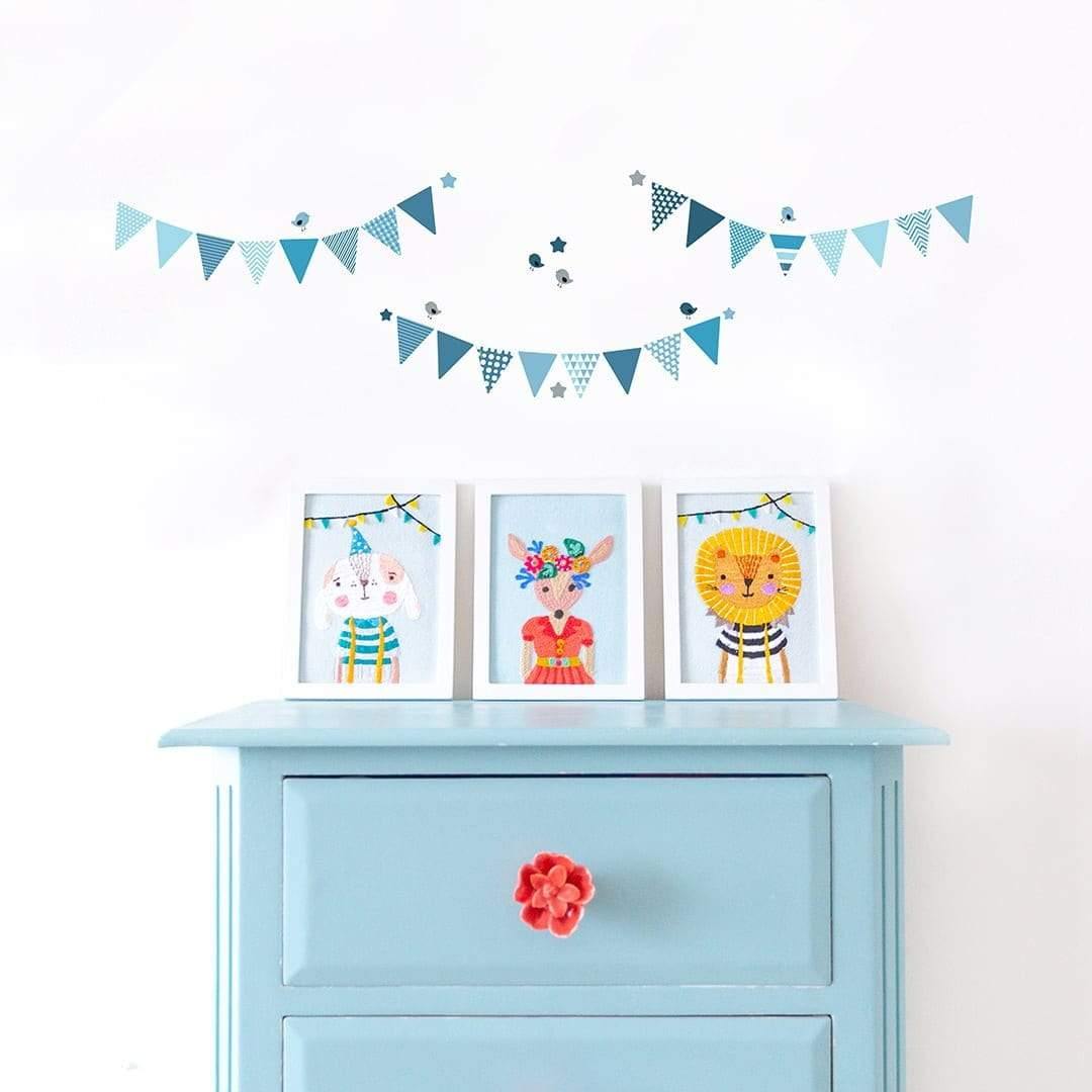 Ideas decoración pared infantil vinilo banderines azules