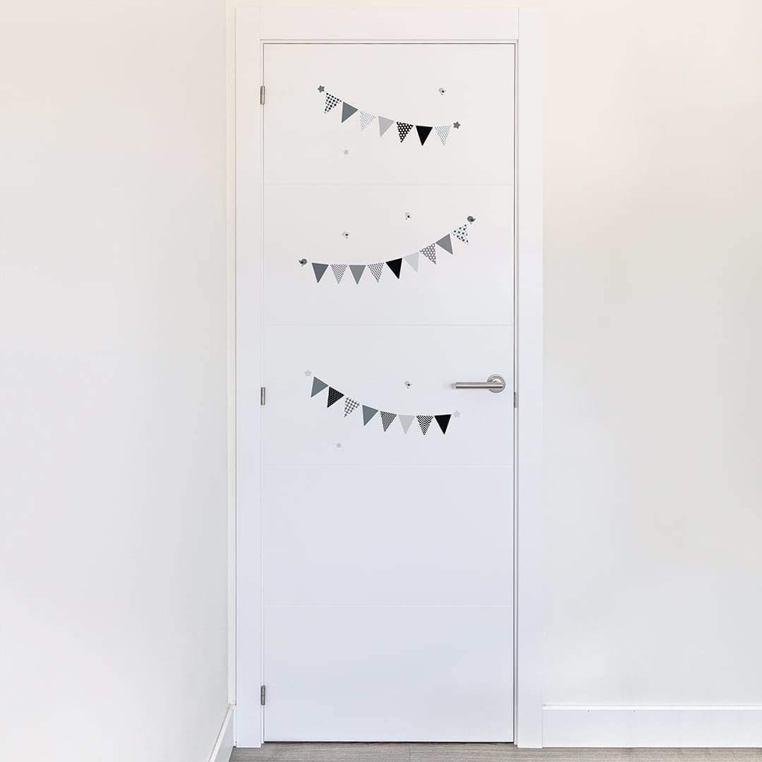 Ideas decoración muebles infantiles puerta personalizada vinilo banderines - Nicolasito.es