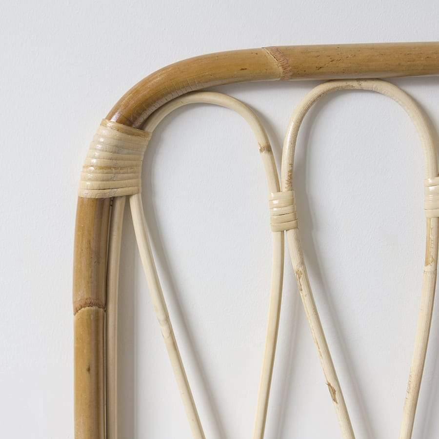 Detalle del cabecero de caña rectangular artesanal, estructura natural trenzada a mano con acabado de bambú, ideal para dormitorios infantiles o juveniles - Nicolasito.es
