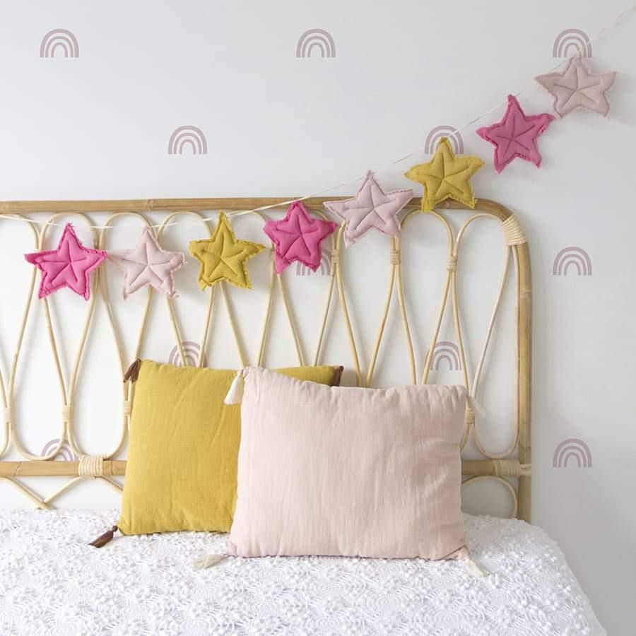 Cabecero de caña rectangular colocado en cama infantil, aportando calidez y un estilo natural a la habitación - Nicolasito.es