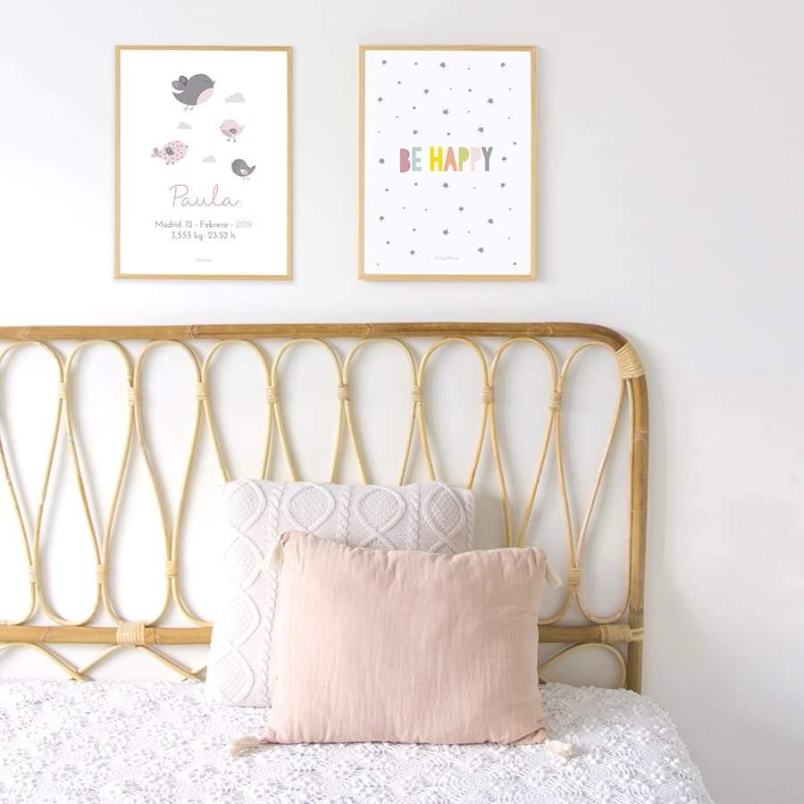 Cabecero artesanal de caña rectangular en dormitorio infantil con paredes blancas, aportando un toque cálido y natural - Nicolasito.es